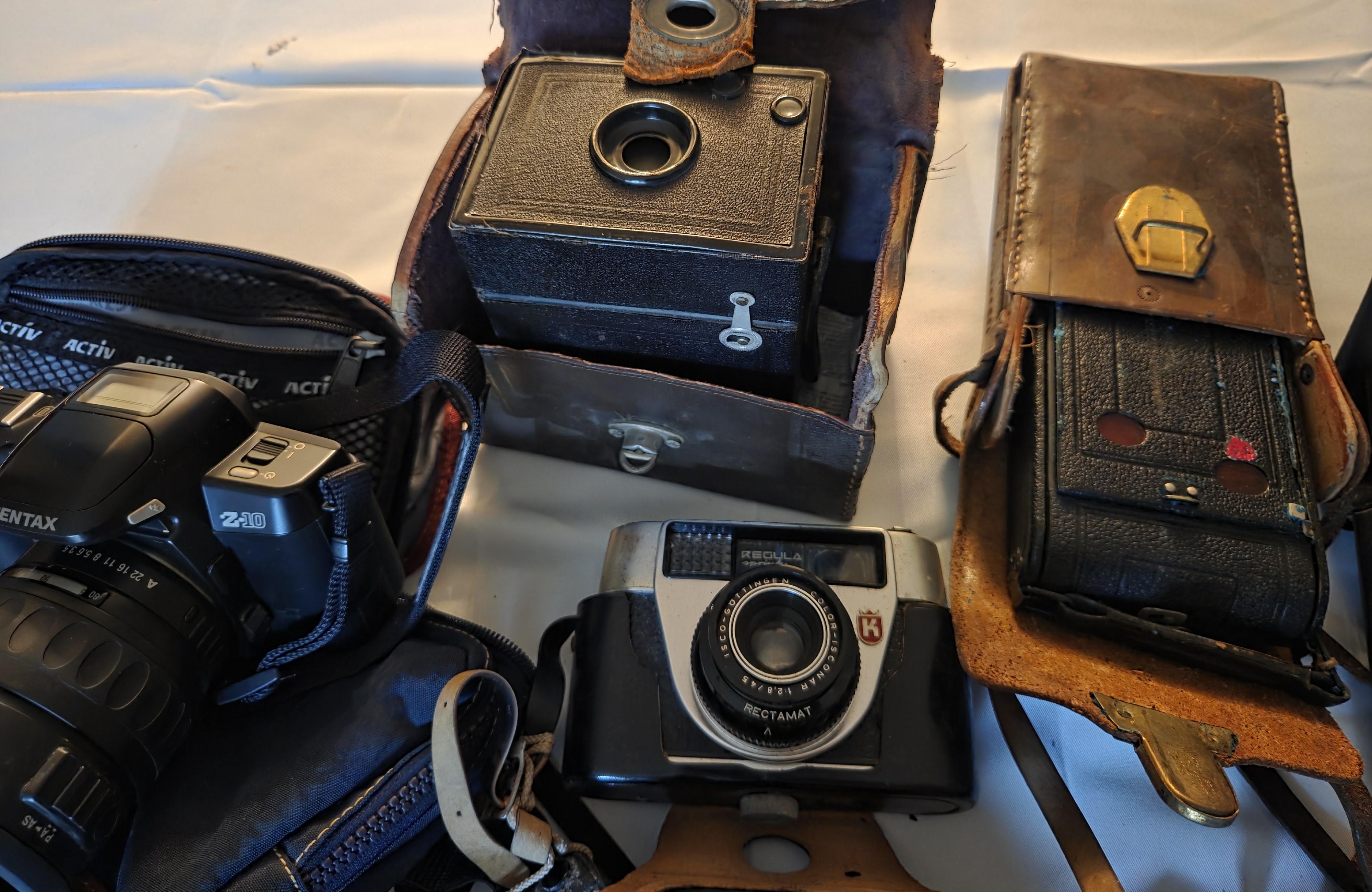 Grote verzameling vintage fototoestellen en camera's, waaronder diverse analoge modellen, boxcamera's en bijbehorende lederen draagtassen – Lot 161 – foto 6 – kavel bij Goeiendeal,