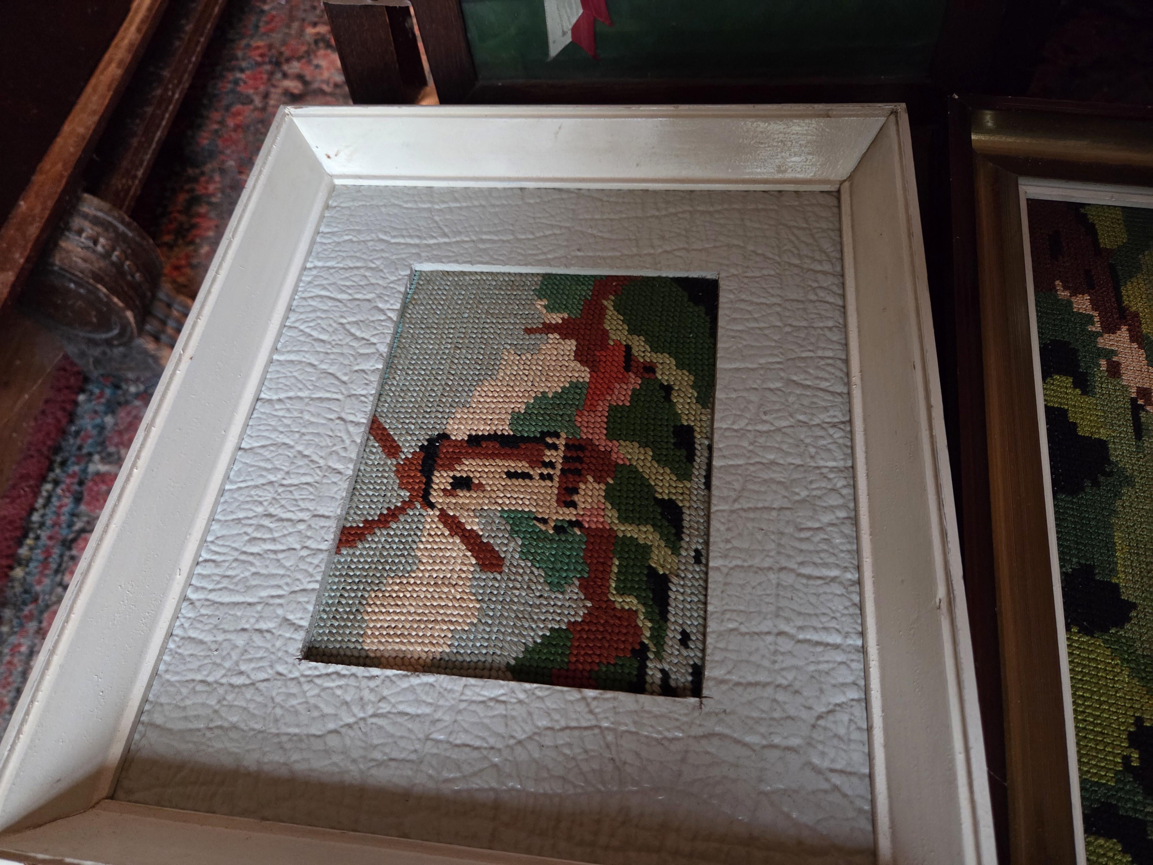 Set diverse ingelijste werken, waaronder twee borduurwerkjes met molens, een historisch diploma (Jean G. Bastin, 1936) en twee kleine portretten –… – foto 3 – kavel bij Goeiendeal,