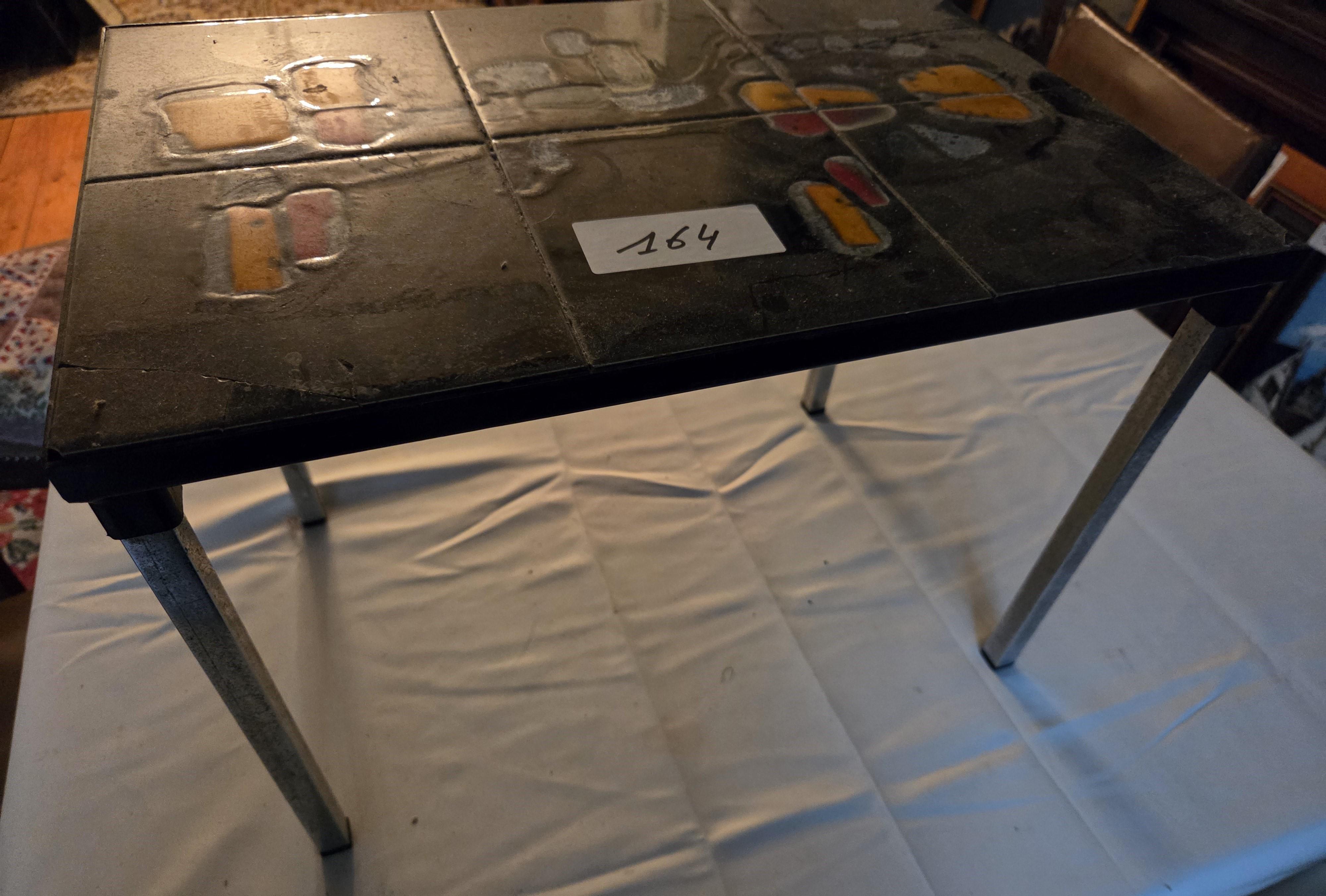 Salontafel met een ingelegd patroon van abstracte, meerkleurige geglazuurde tegels – Lot 164 – foto 2 – kavel bij Goeiendeal, Jette