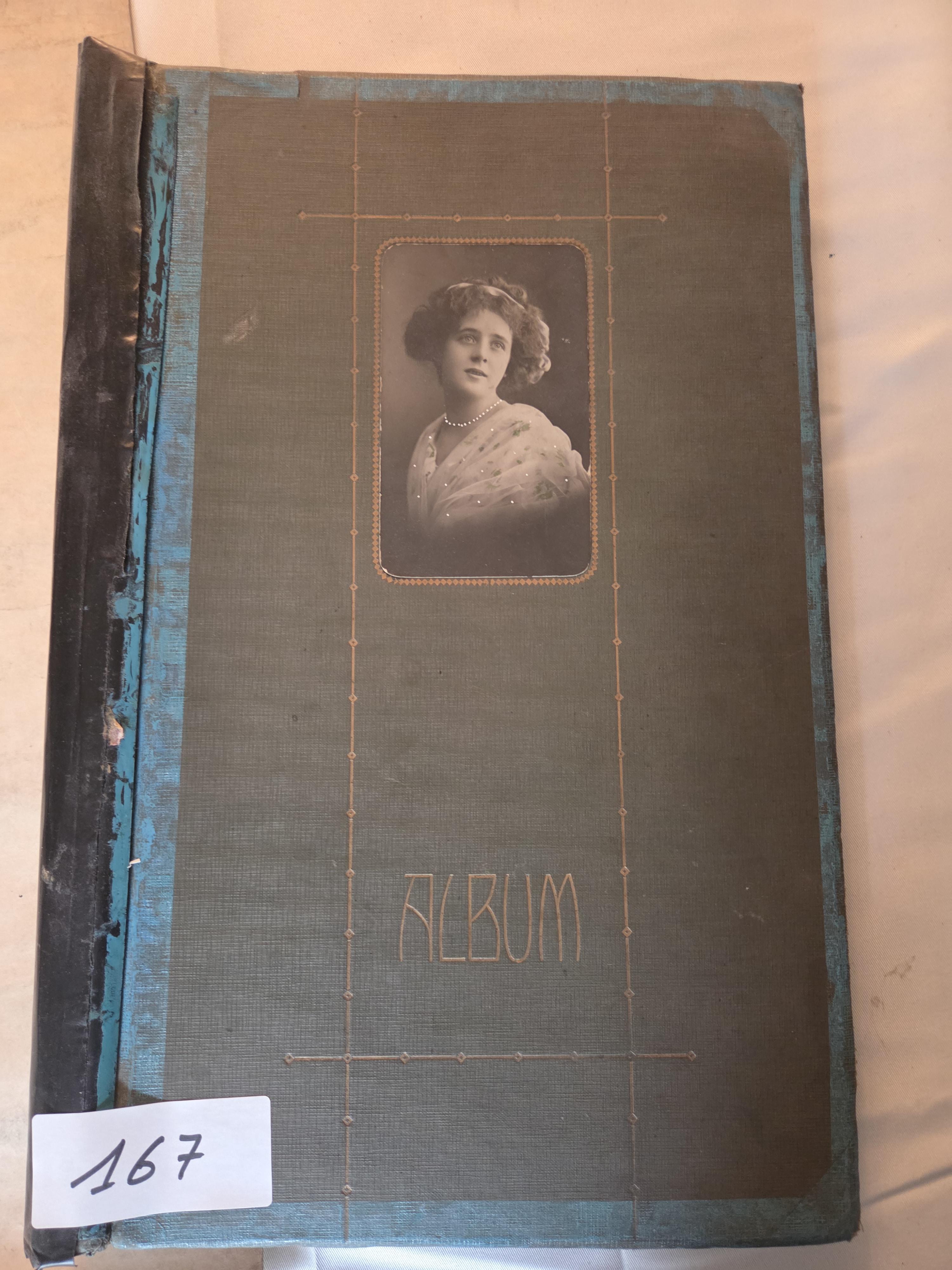 Set bestaande uit een grote historische ets/prent van een mythologische scène en een antiek fotoalbum met portret op de cover – Lot 167 – foto 2 – kavel bij Goeiendeal, Jette