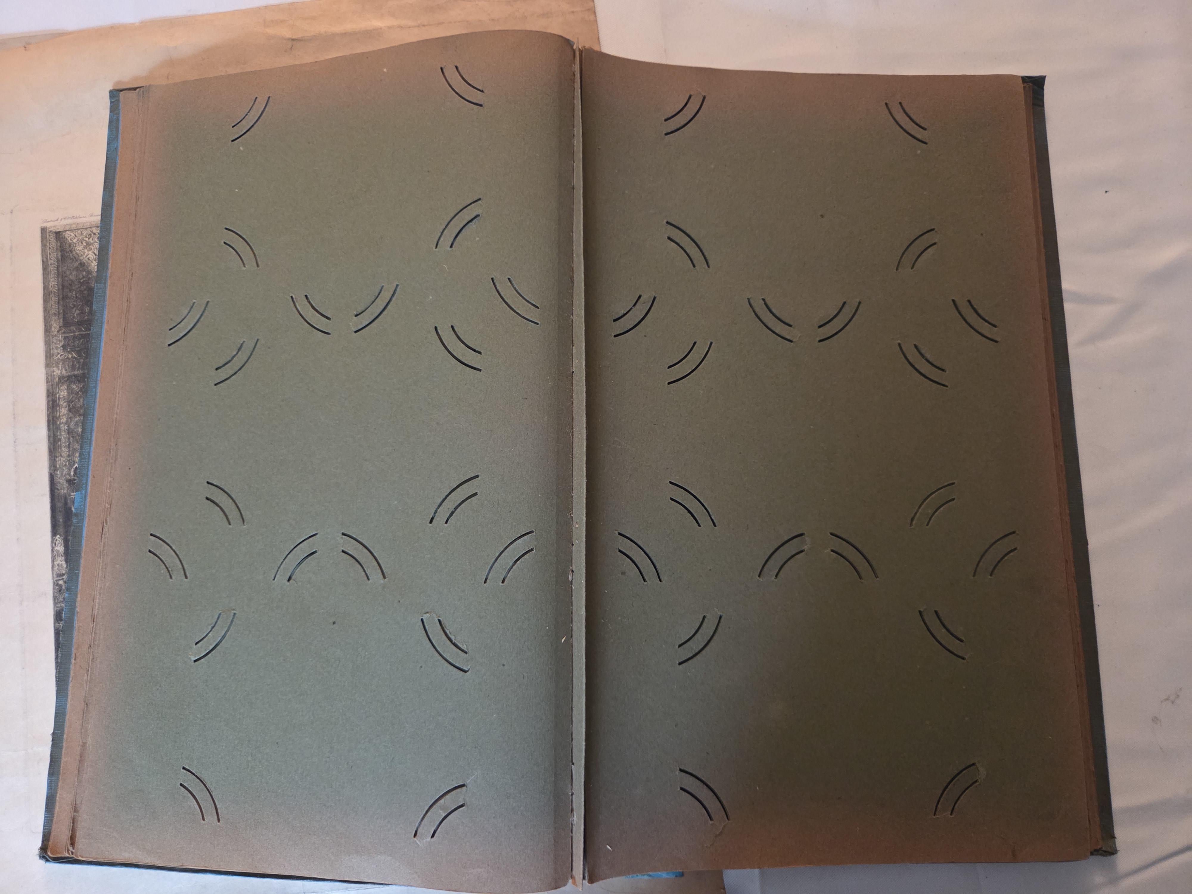 Set bestaande uit een grote historische ets/prent van een mythologische scène en een antiek fotoalbum met portret op de cover – Lot 167 – foto 3 – kavel bij Goeiendeal, Jette