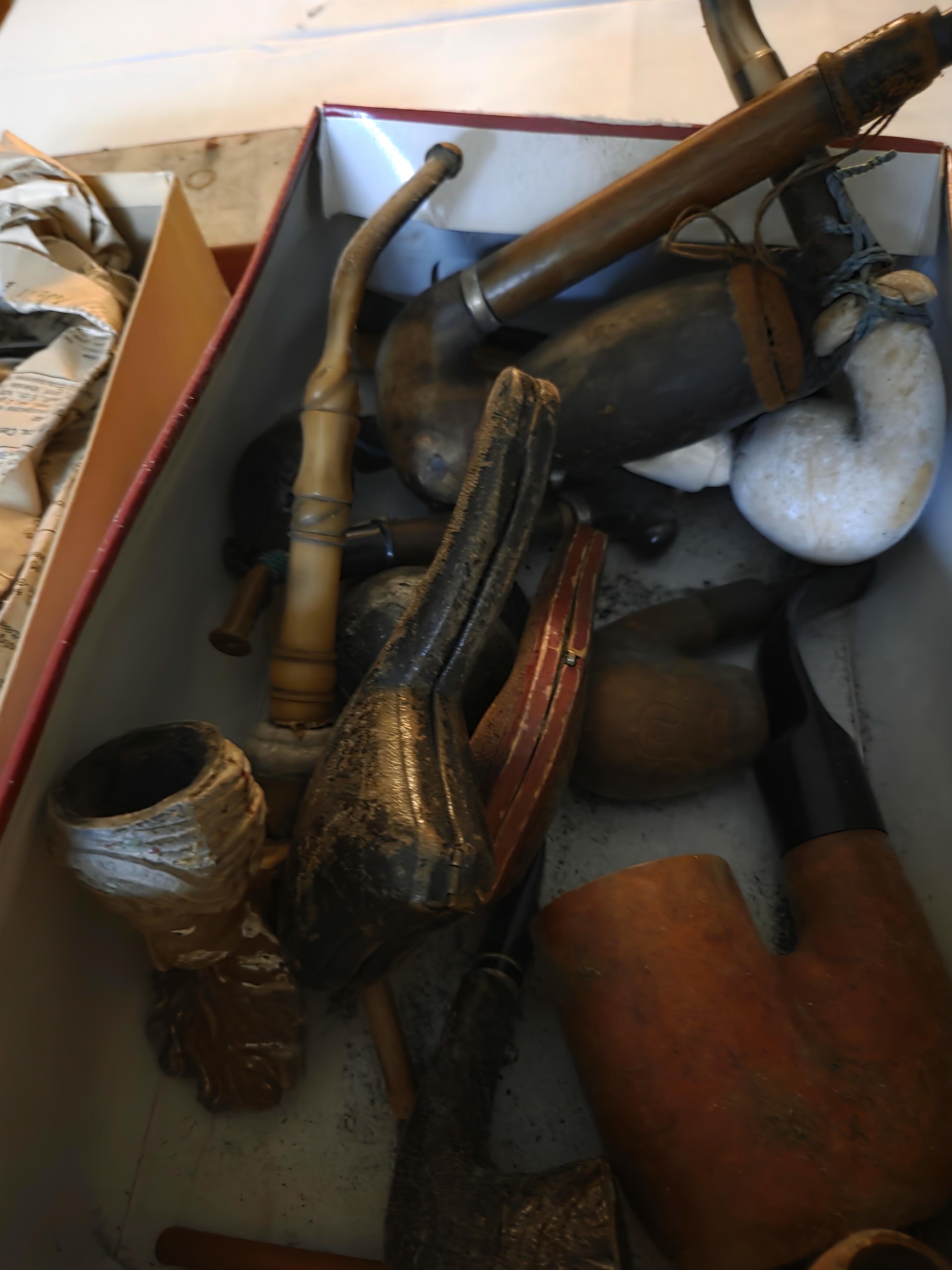 Twee schoenendozen gevuld met een grote verzameling diverse vintage tabakspijpen – Lot 168 – foto 2 – kavel bij Goeiendeal, Jette