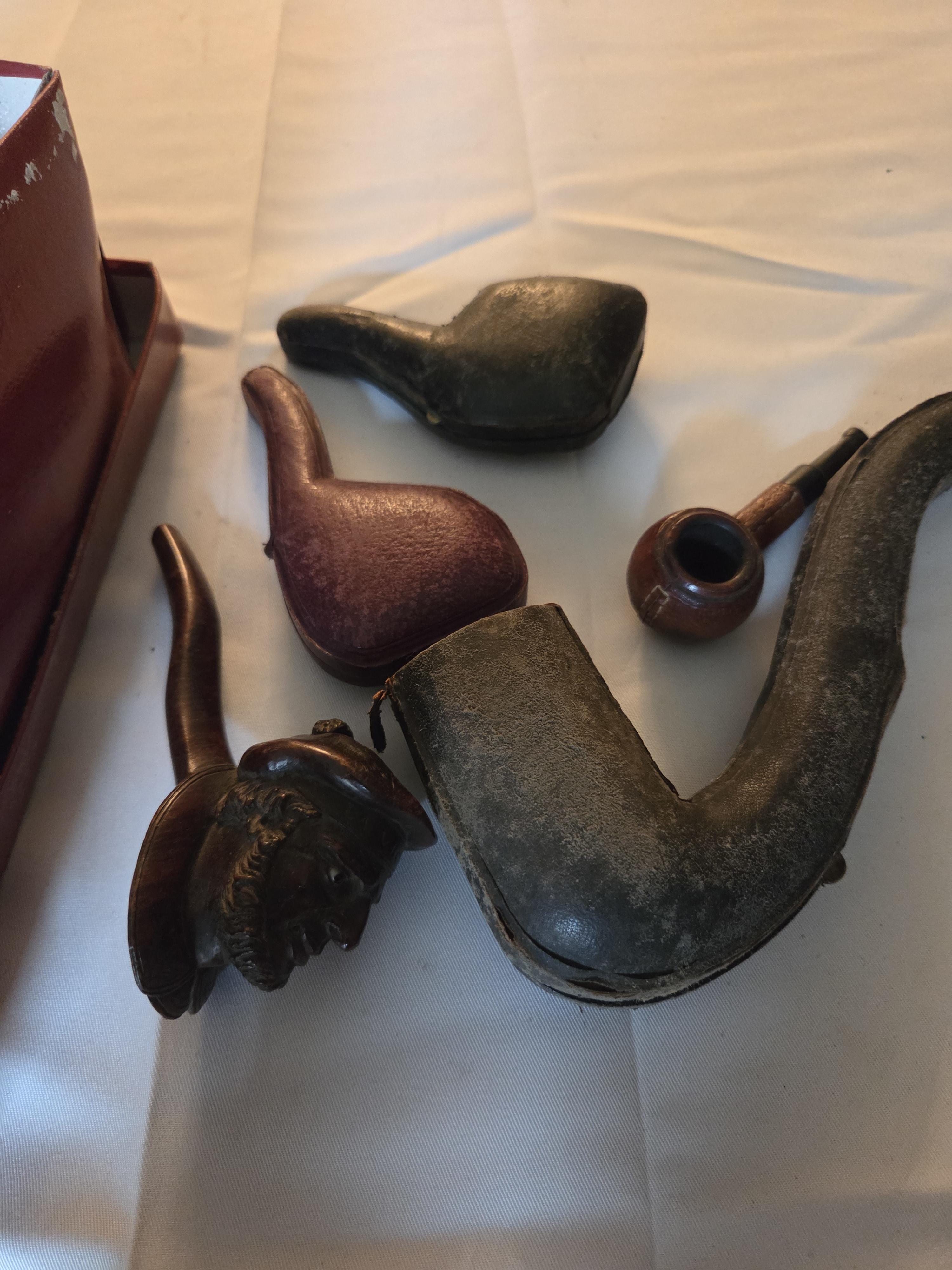 Twee schoenendozen gevuld met een grote verzameling diverse vintage tabakspijpen – Lot 168 – foto 3 – kavel bij Goeiendeal, Jette