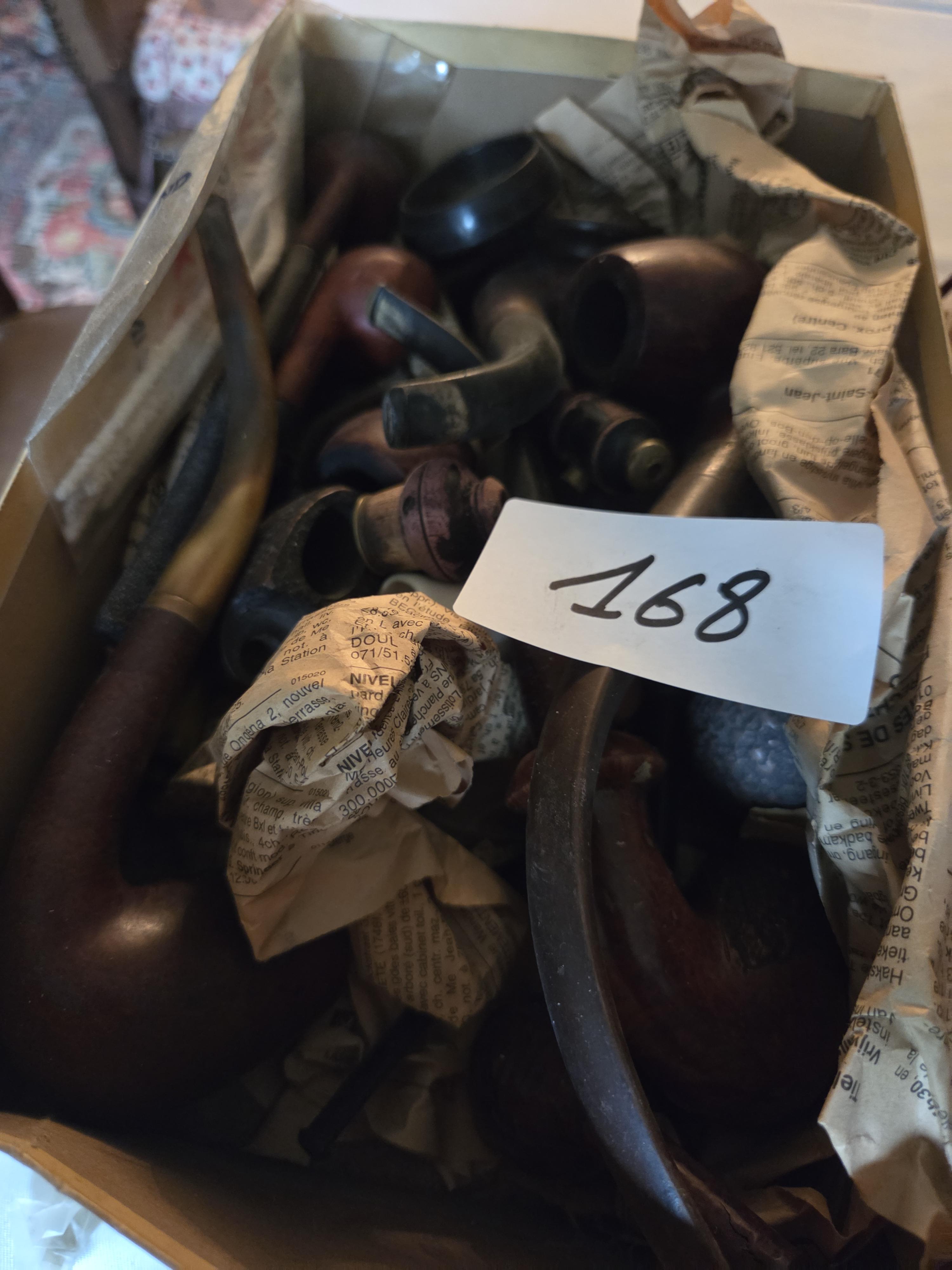 Twee schoenendozen gevuld met een grote verzameling diverse vintage tabakspijpen – Lot 168 – foto 4 – kavel bij Goeiendeal, Jette