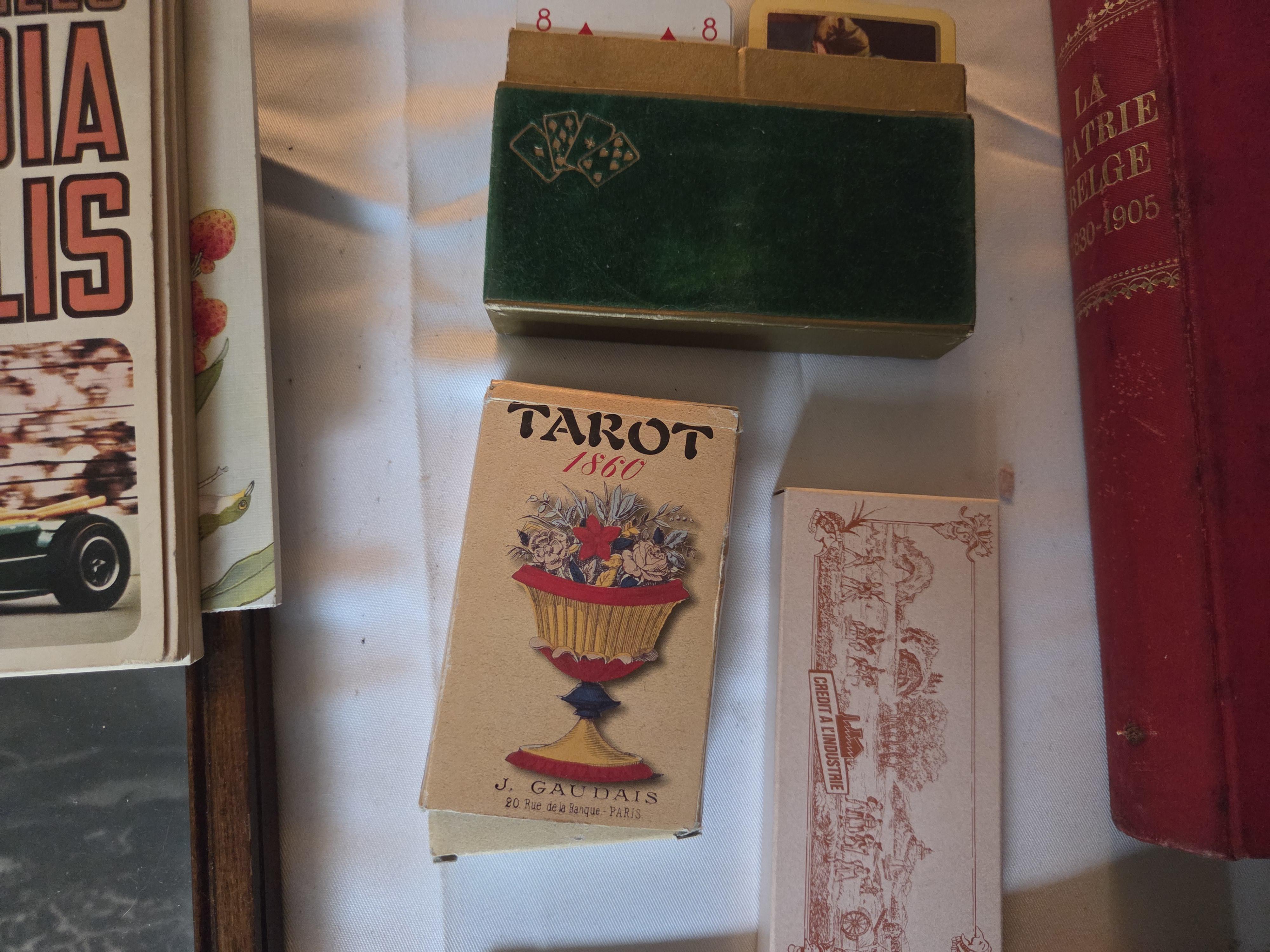Set met diverse verzamelobjecten, waaronder een ingelijste zwart-wit foto van een kind in een trapauto, boeken zoals La Patrie Belge en kleurpotlod… – foto 3 – kavel bij Goeiendeal
