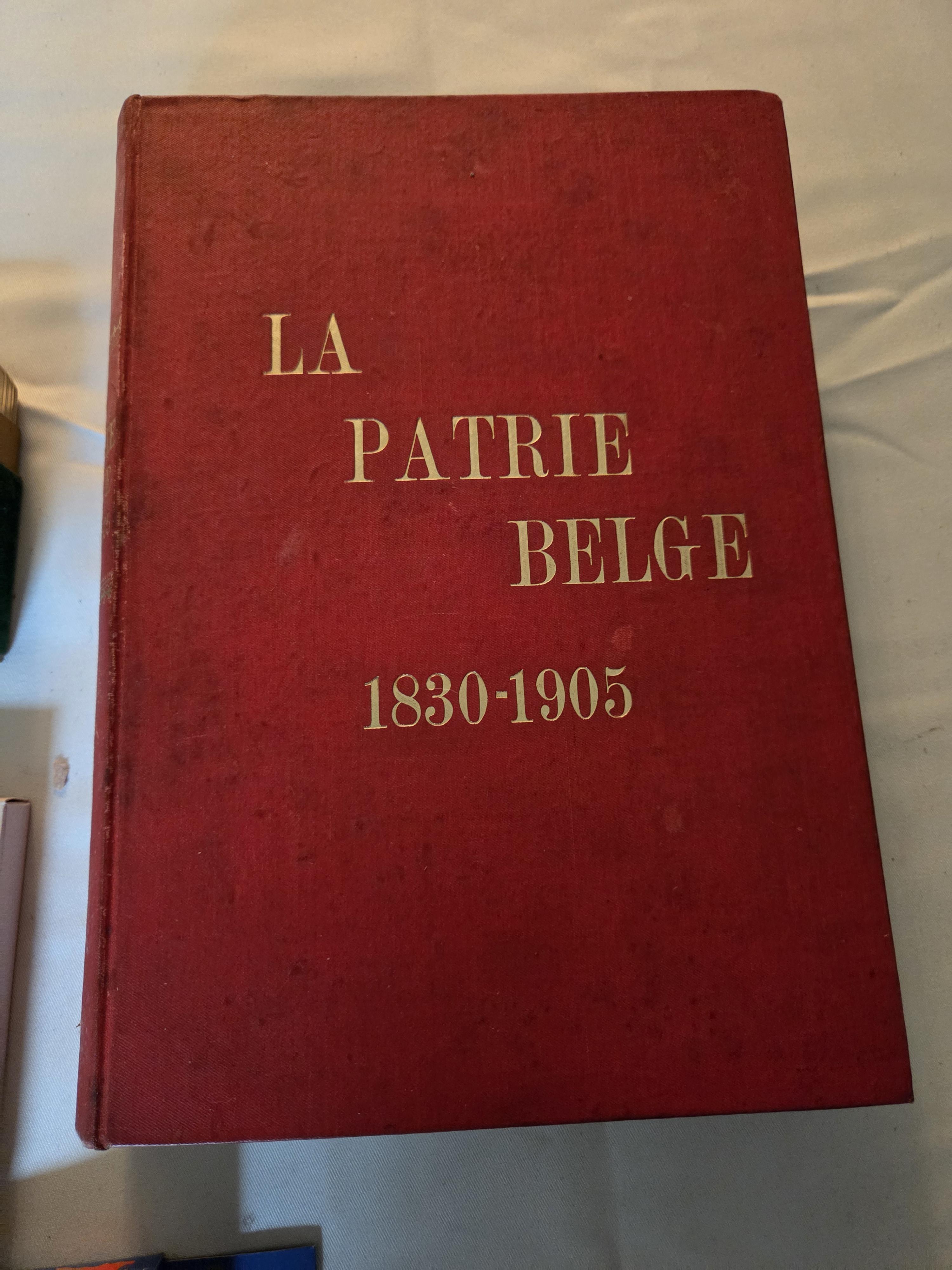 Set met diverse verzamelobjecten, waaronder een ingelijste zwart-wit foto van een kind in een trapauto, boeken zoals La Patrie Belge en kleurpotlod… – foto 4 – kavel bij Goeiendeal