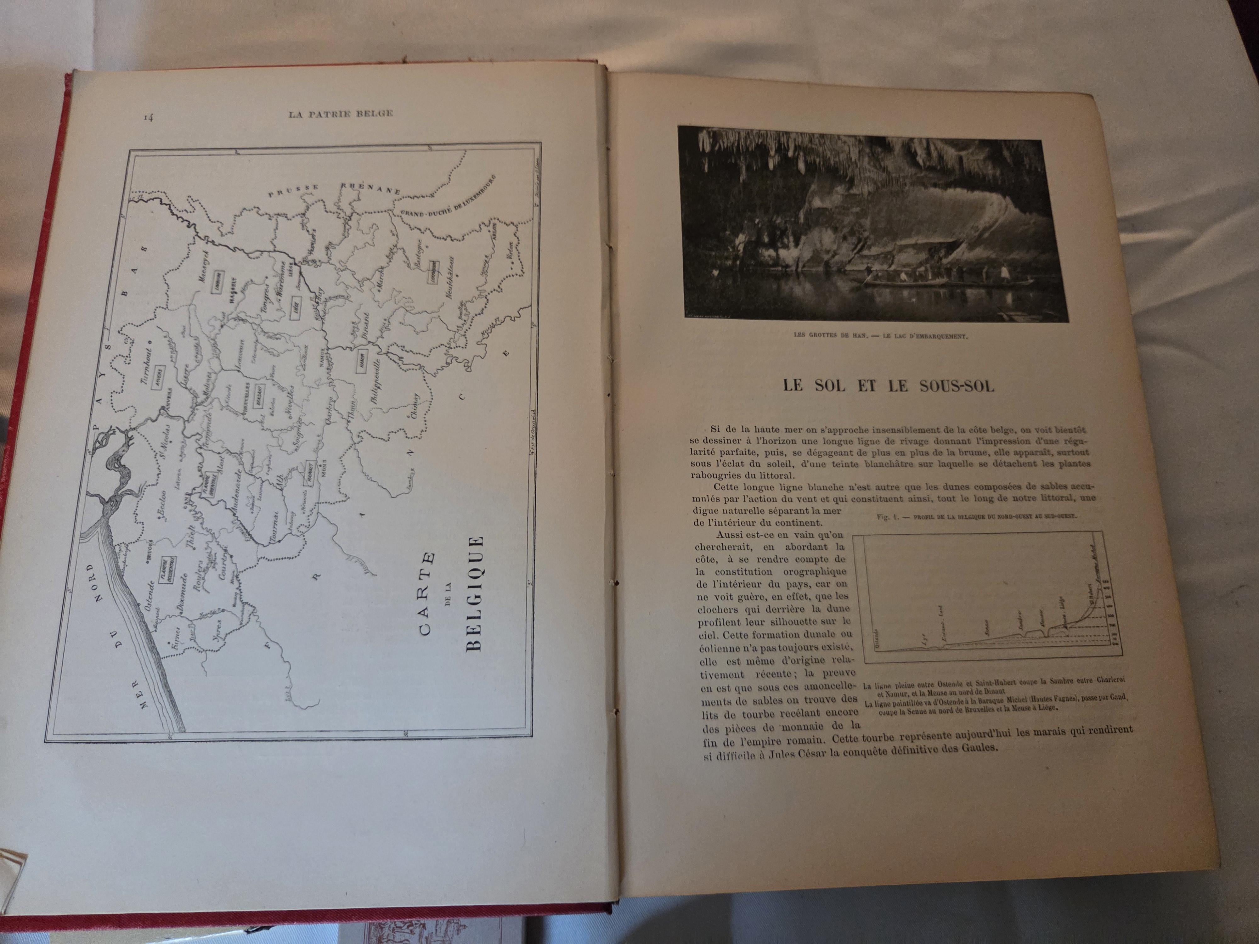 Set met diverse verzamelobjecten, waaronder een ingelijste zwart-wit foto van een kind in een trapauto, boeken zoals La Patrie Belge en kleurpotlod… – foto 5 – kavel bij Goeiendeal