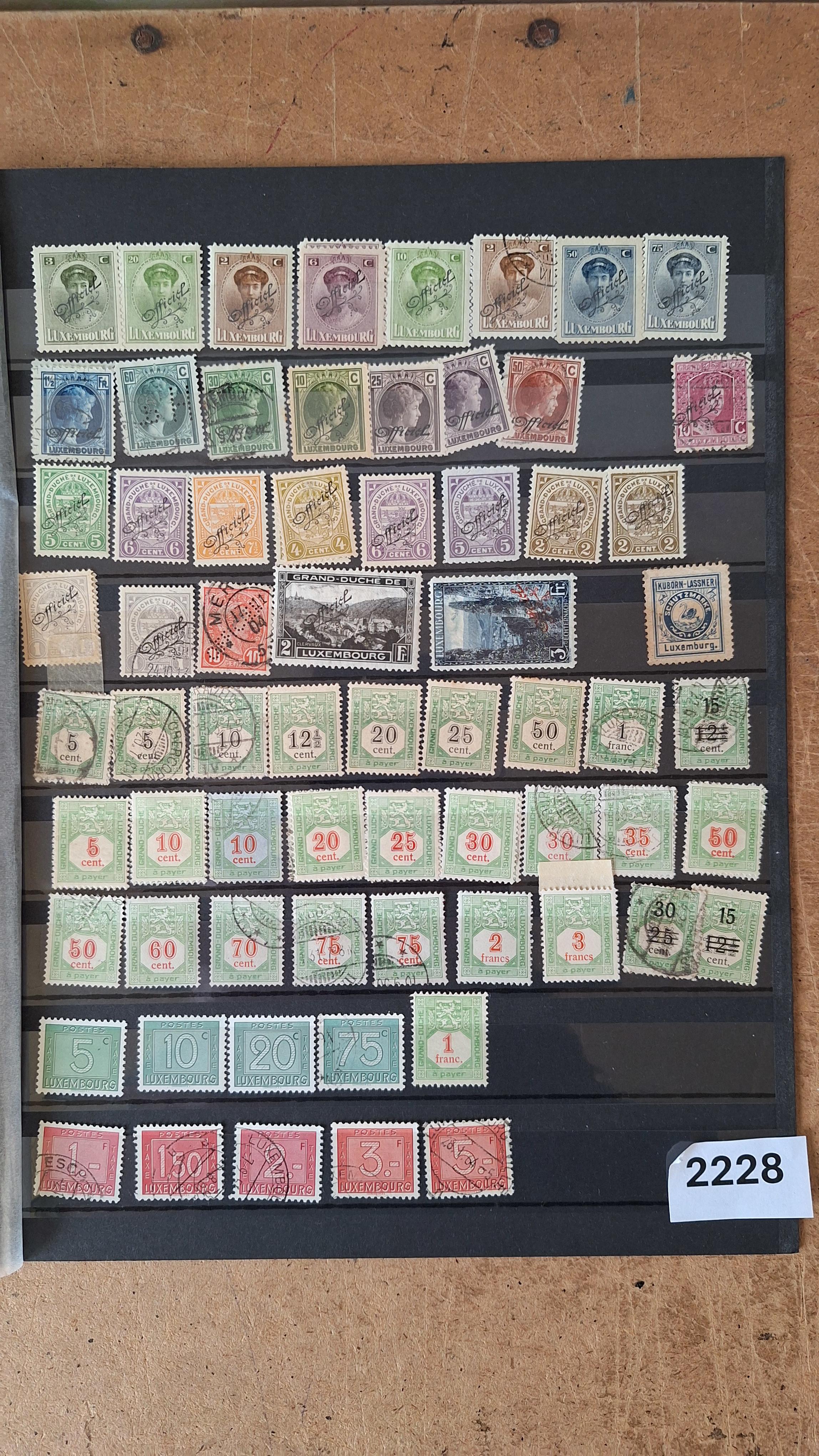 Verzameling historische postzegels uit Luxemburg, waaronder diverse frankeer-, dienst-en strafportzegels – foto 2 – kavel bij Goeiendeal
