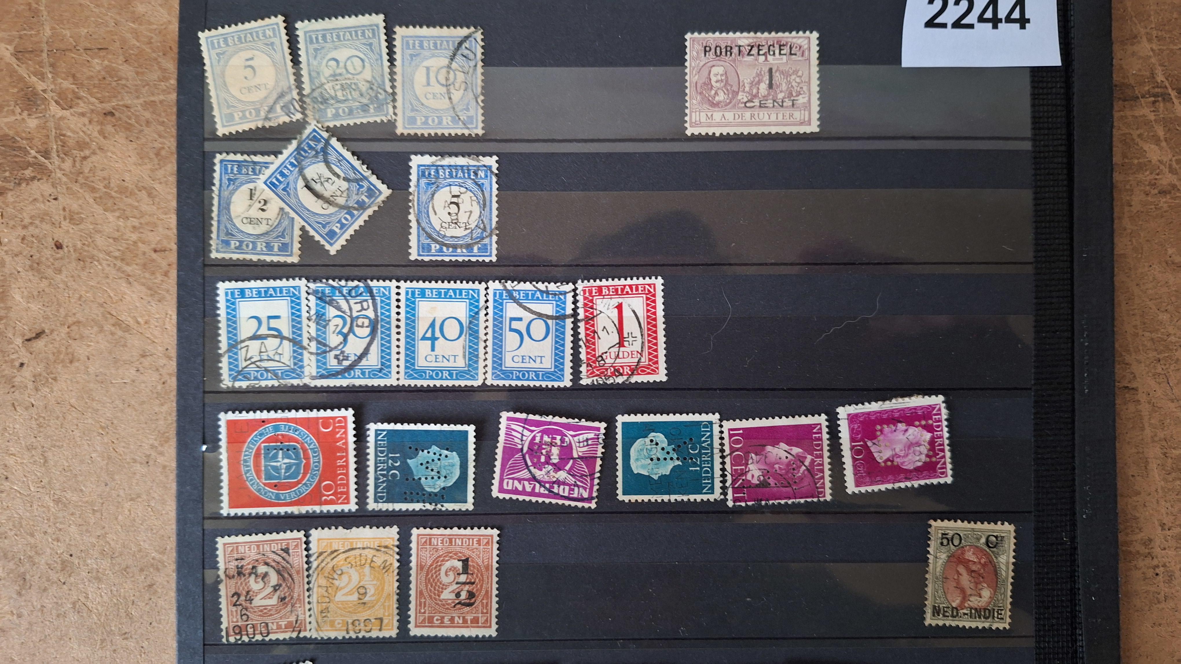 Verzameling historische postzegels uit Nederland, waaronder diverse strafport-, te betalen-en dienstzegels – foto 2 – kavel bij Goeiendeal