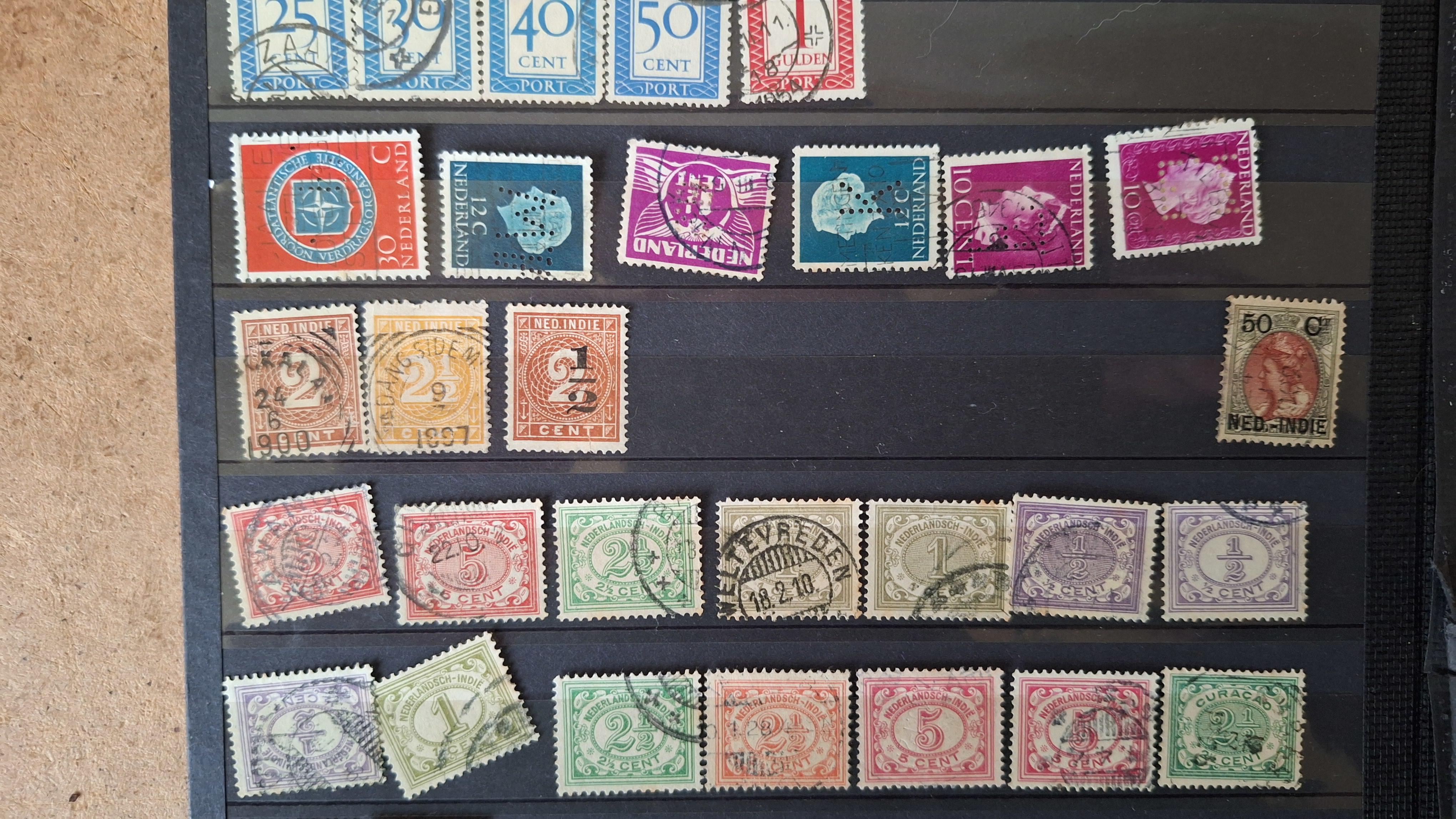 Verzameling historische postzegels uit Nederland, waaronder diverse strafport-, te betalen-en dienstzegels – foto 3 – kavel bij Goeiendeal