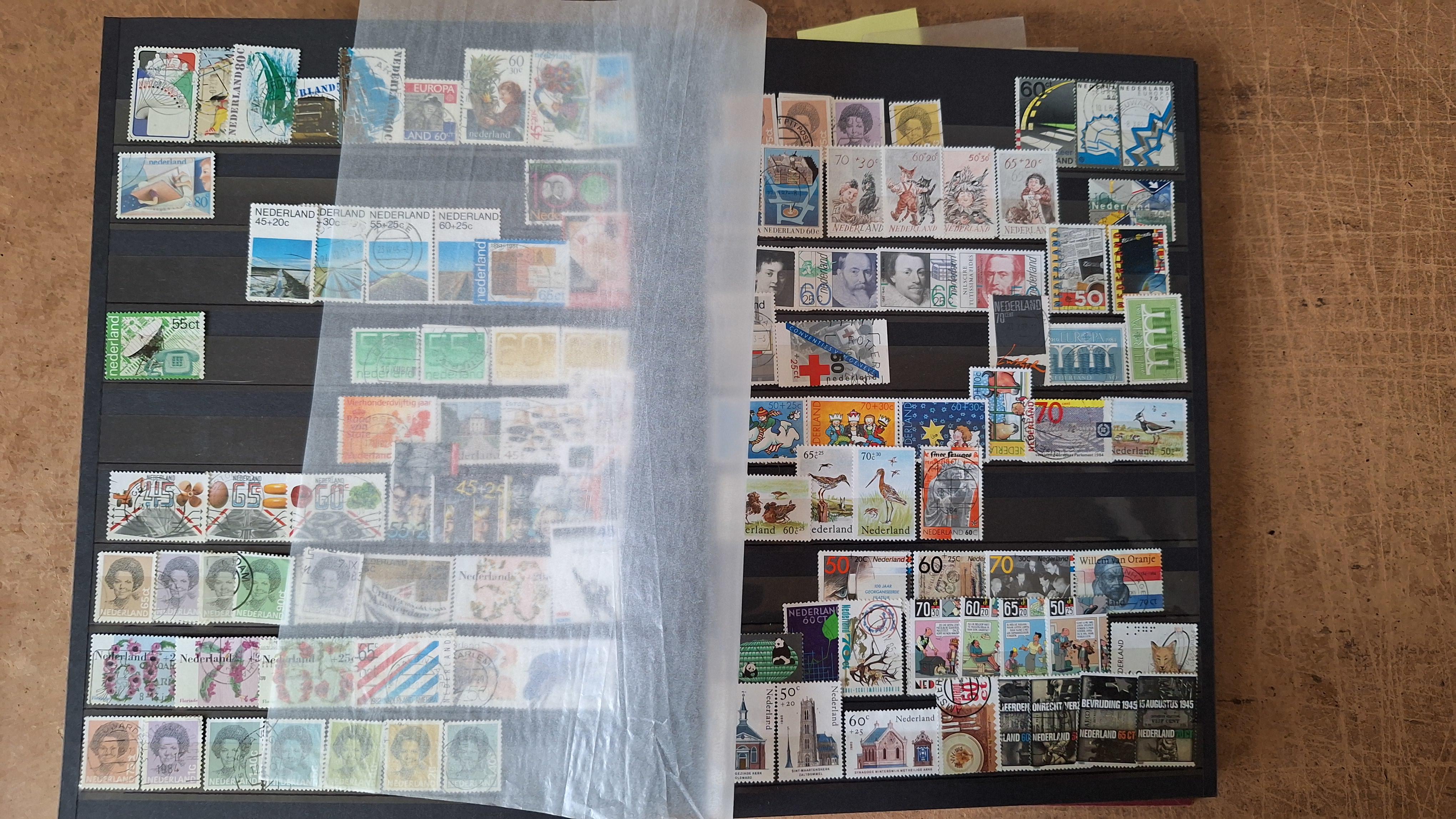 Verzameling postzegels uit Nederland, overzichtelijk gesorteerd over meerdere bladen – foto 4 – kavel bij Goeiendeal