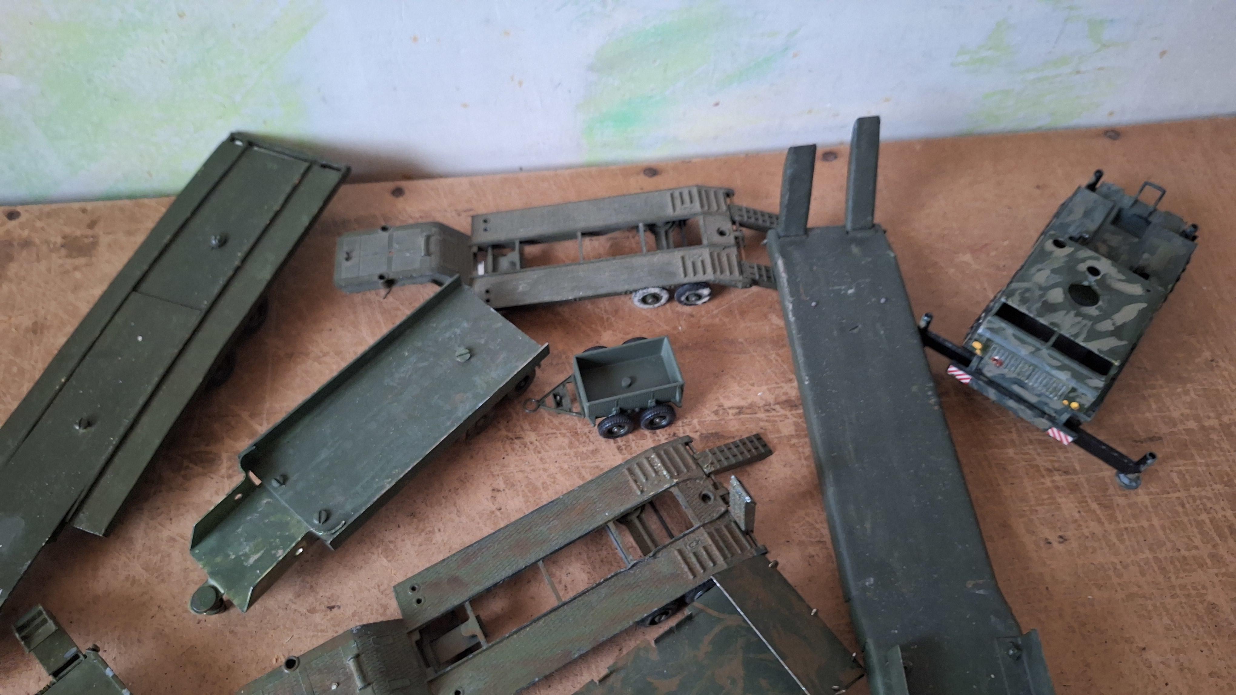 Lot diverse militaire diepladers en aanhangwagens – foto 3 – kavel bij Goeiendeal