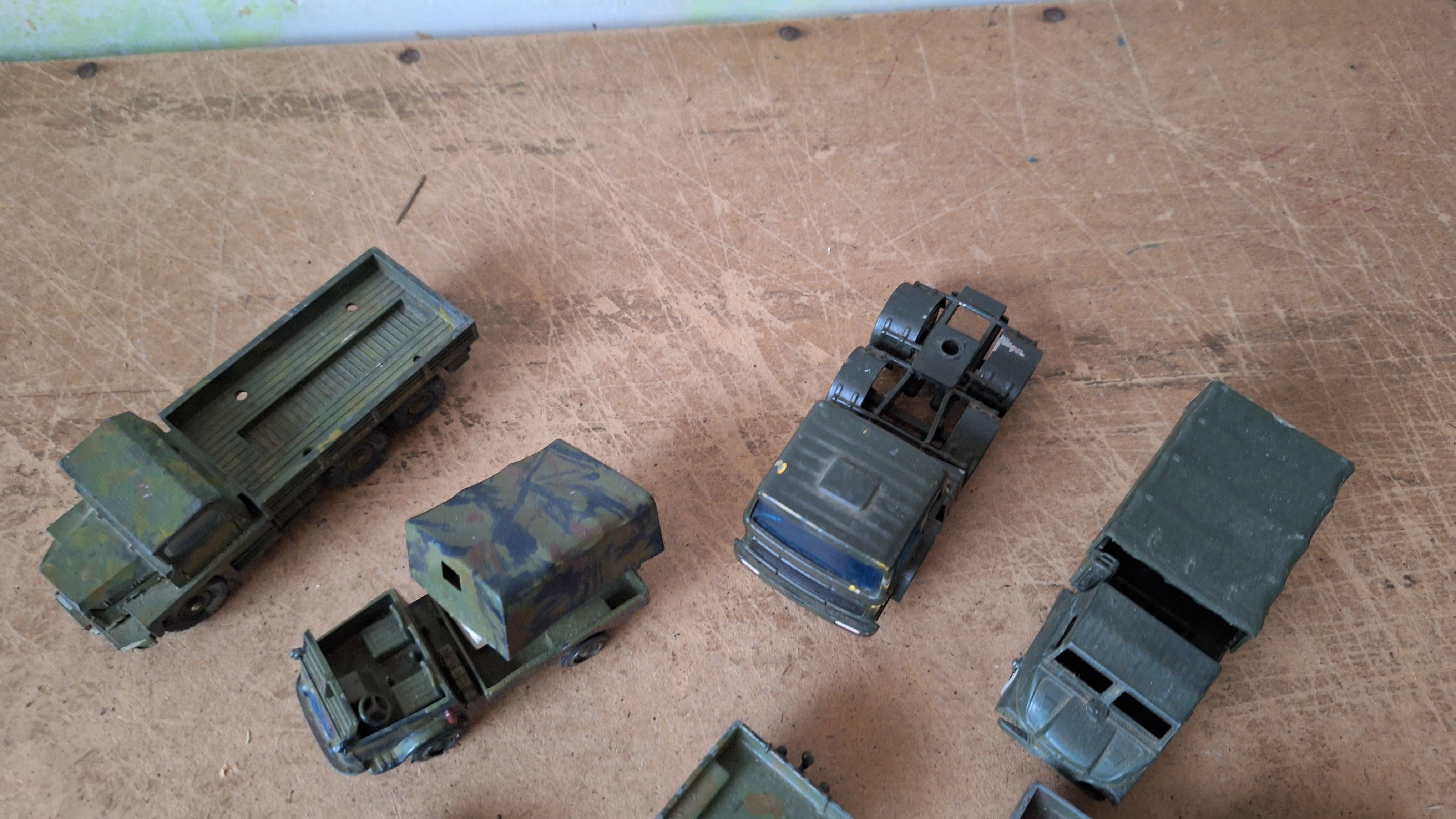 Lot diverse militaire vrachtwagens en jeeps, deels gecamoufleerd – foto 2 – kavel bij Goeiendeal