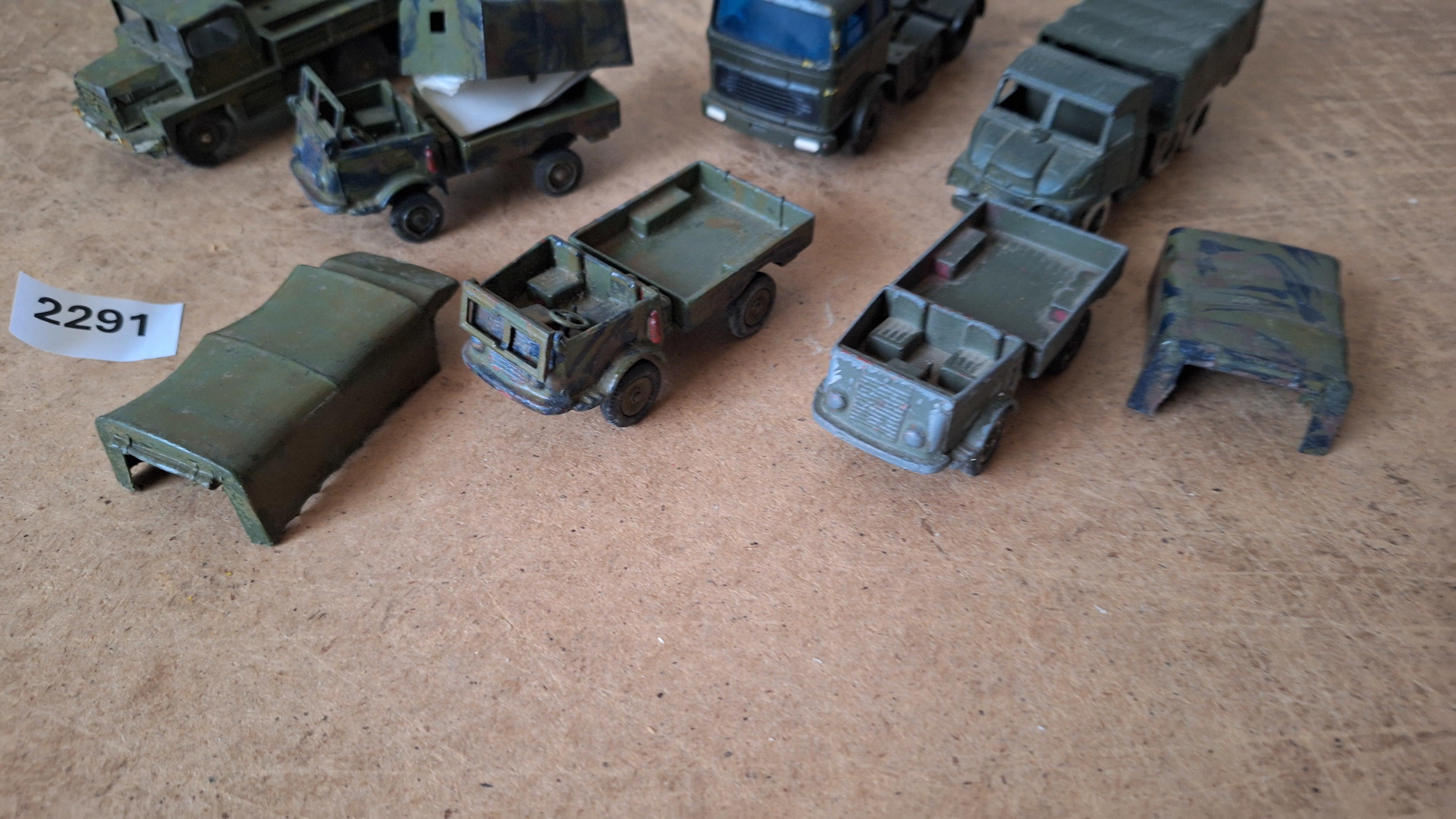 Lot diverse militaire vrachtwagens en jeeps, deels gecamoufleerd – foto 3 – kavel bij Goeiendeal