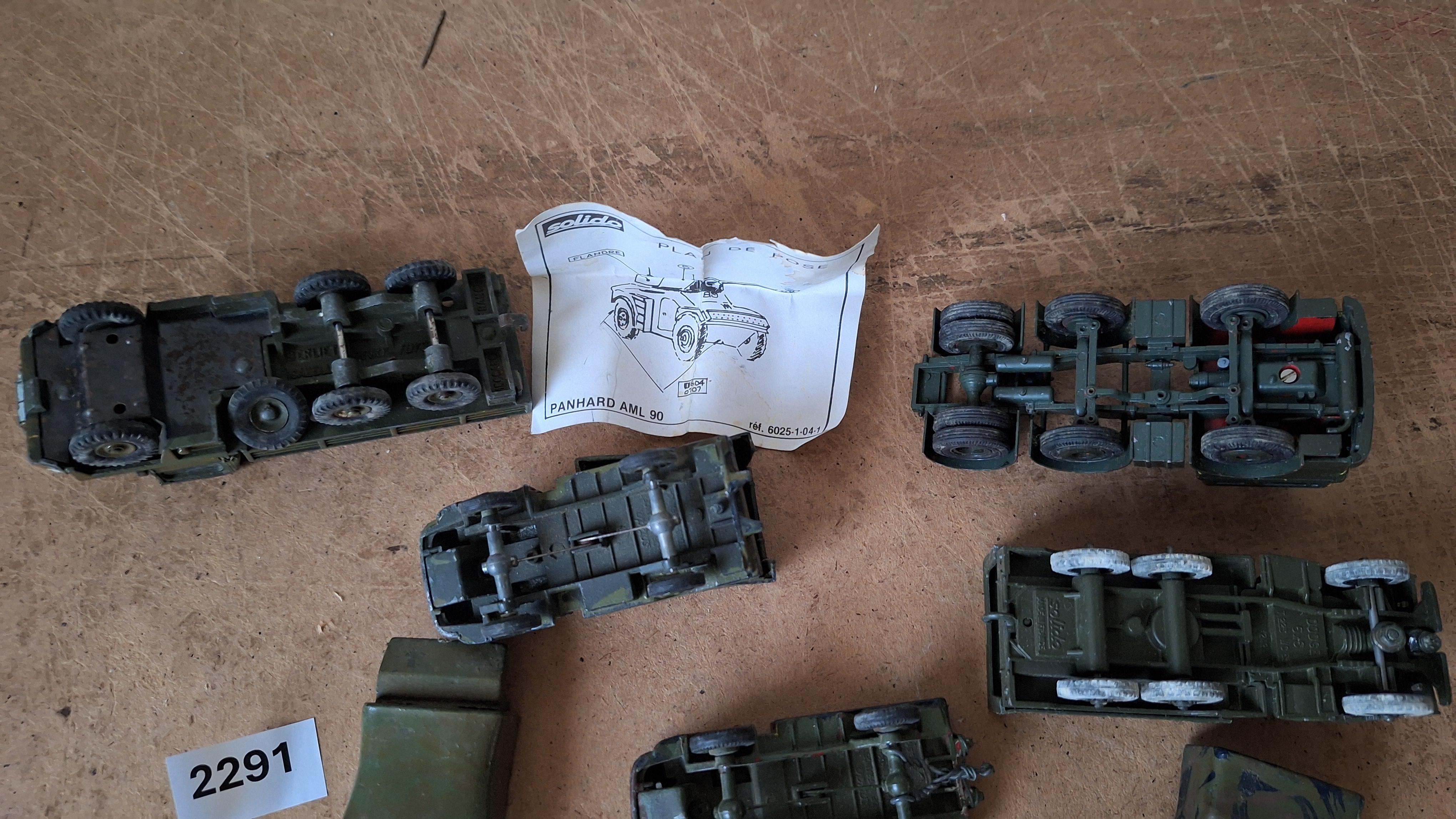 Lot diverse militaire vrachtwagens en jeeps, deels gecamoufleerd – foto 4 – kavel bij Goeiendeal