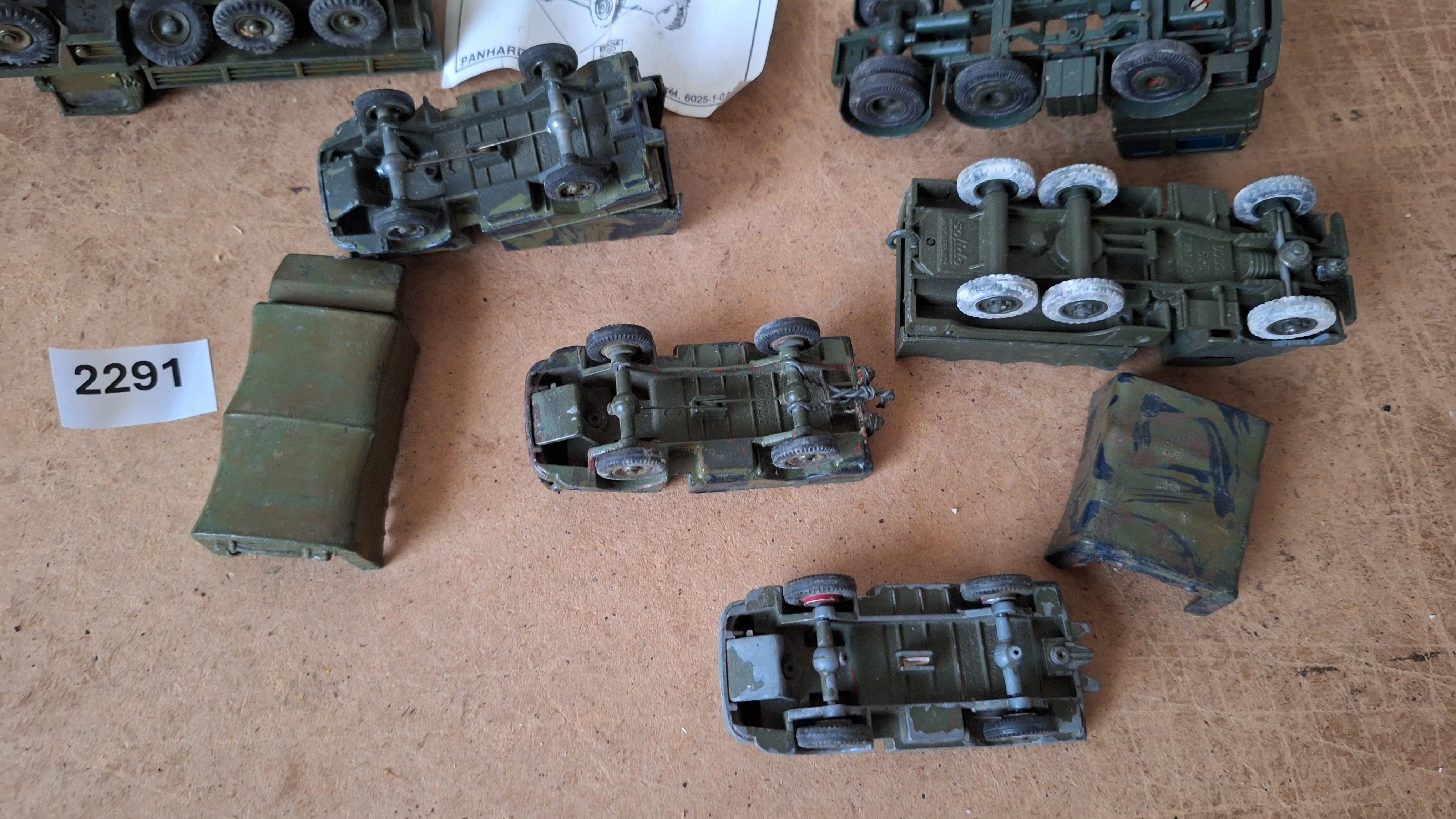 Lot diverse militaire vrachtwagens en jeeps, deels gecamoufleerd – foto 5 – kavel bij Goeiendeal