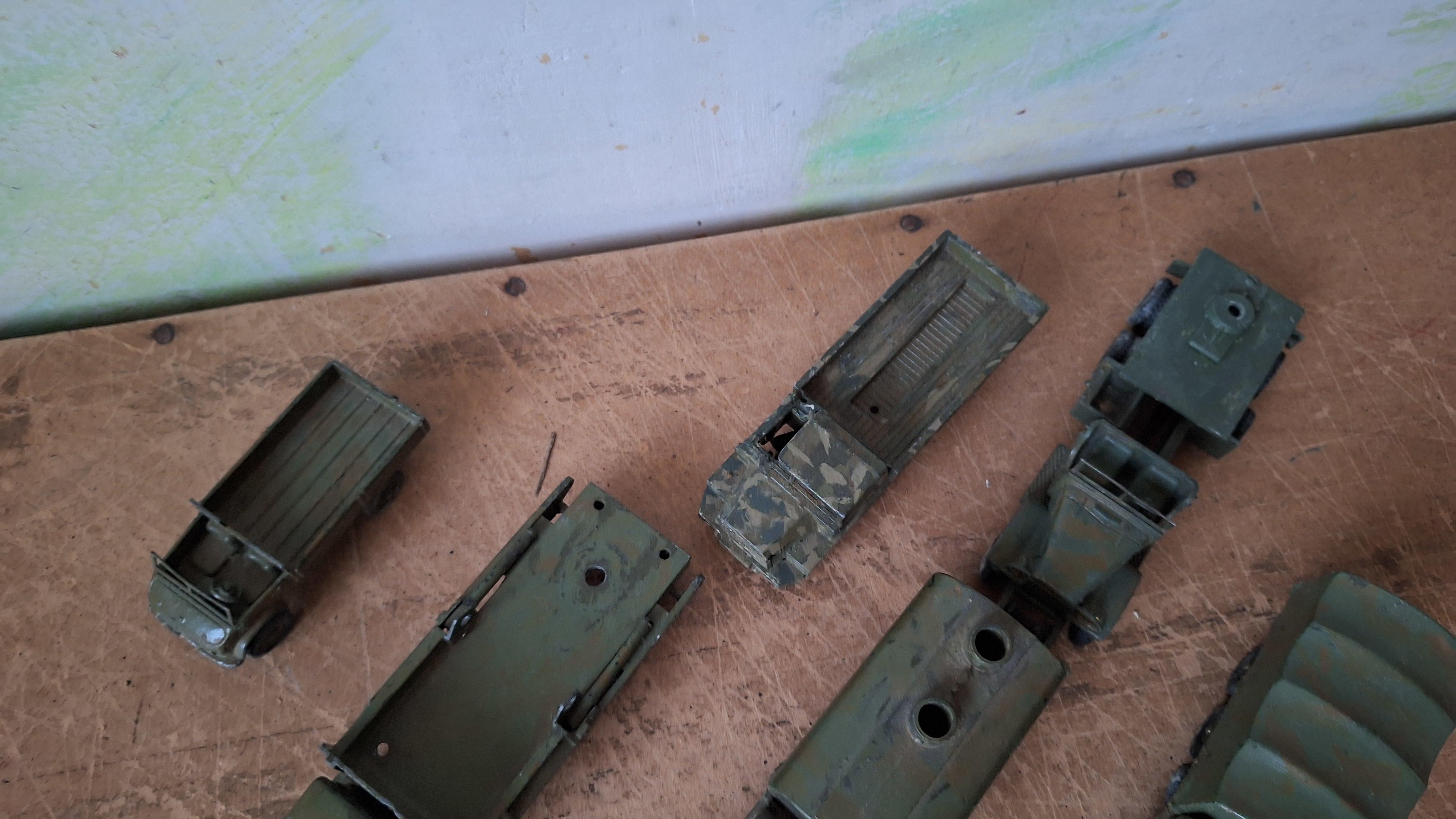 Lot diverse militaire vrachtwagens en voertuigen waaronder Solido tankwagen en Unimog – foto 2 – kavel bij Goeiendeal