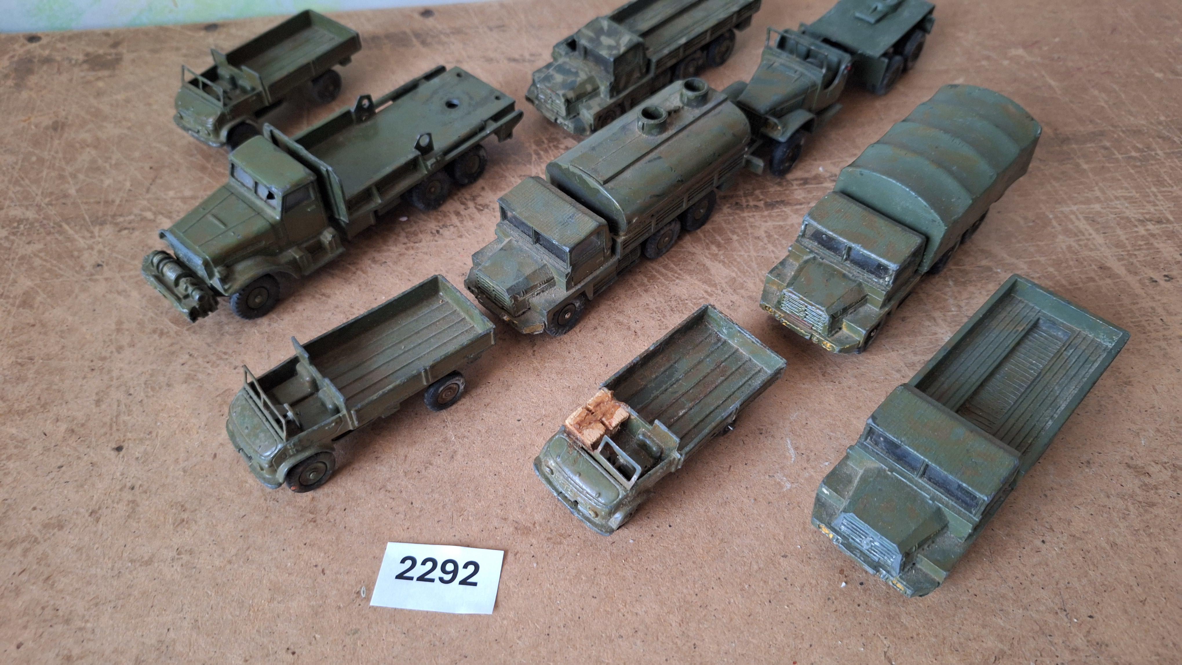 Lot diverse militaire vrachtwagens en voertuigen waaronder Solido tankwagen en Unimog – foto 3 – kavel bij Goeiendeal