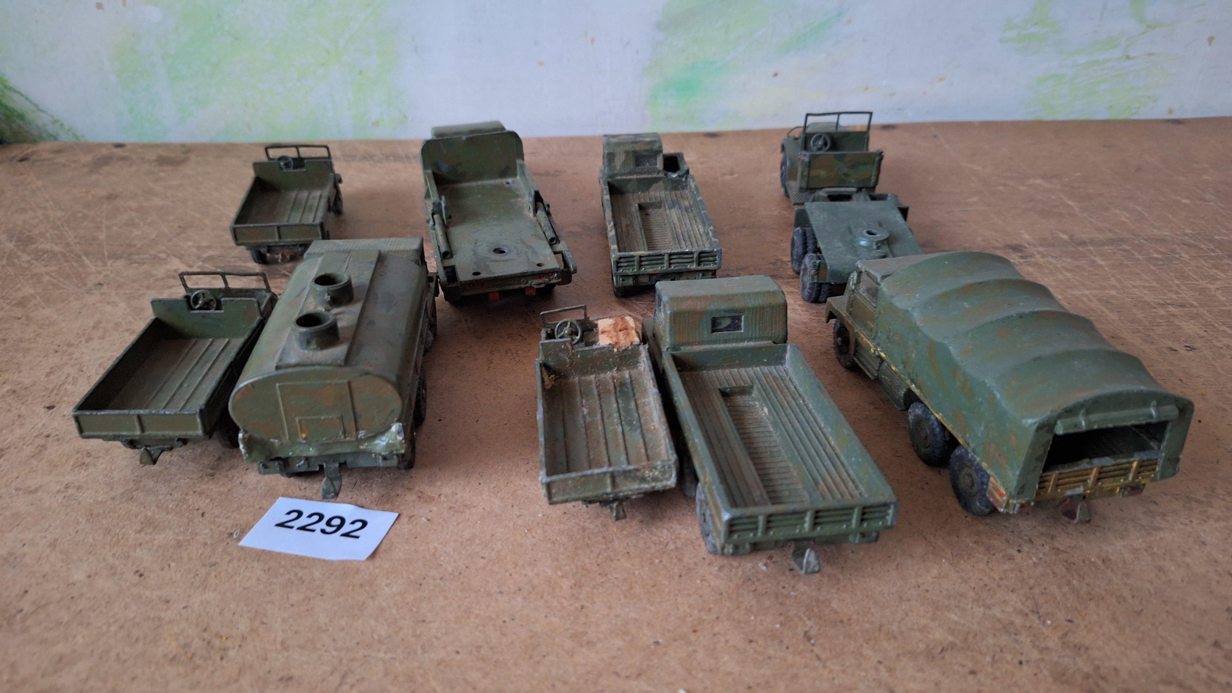 Lot diverse militaire vrachtwagens en voertuigen waaronder Solido tankwagen en Unimog – foto 4 – kavel bij Goeiendeal
