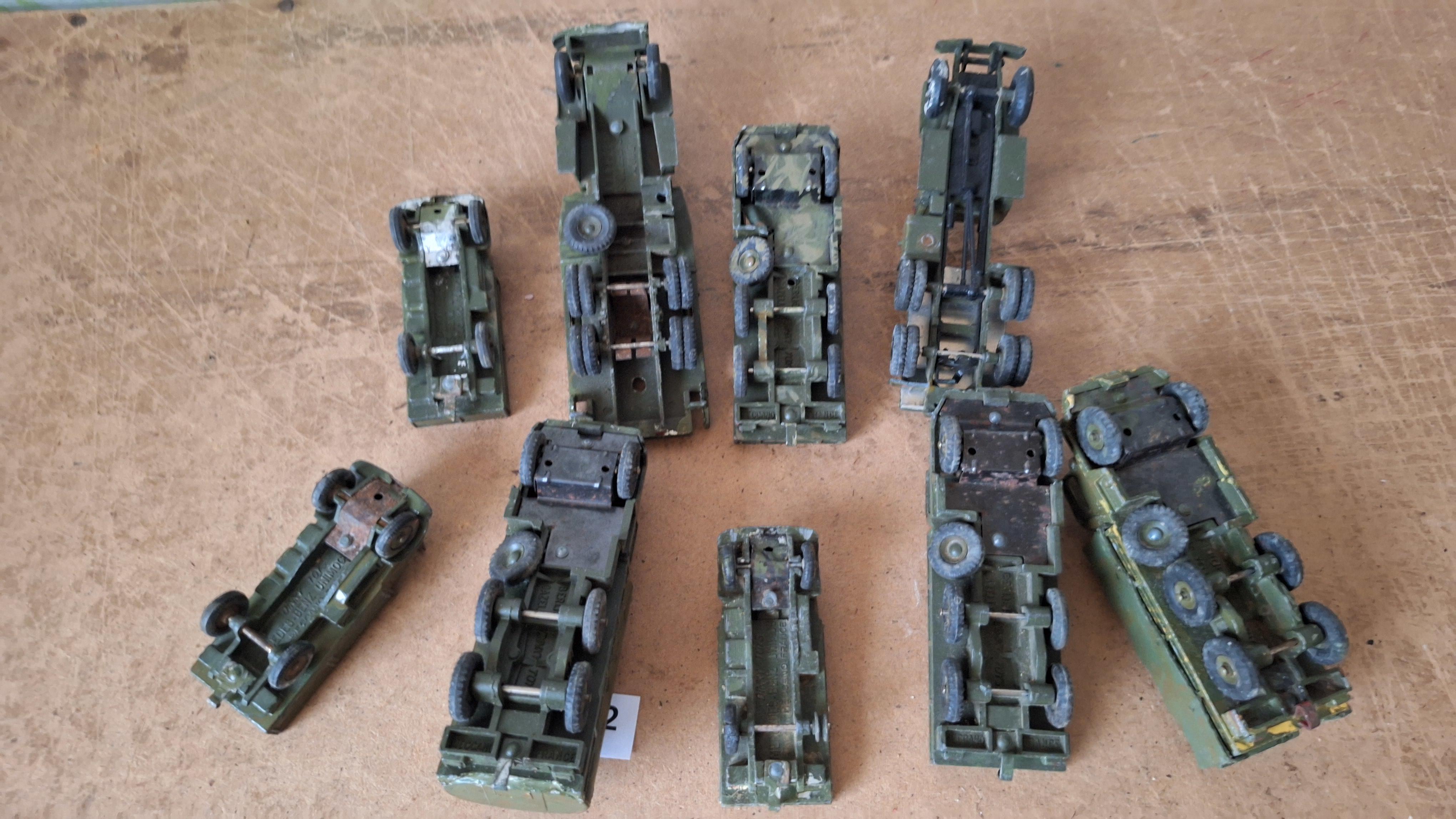 Lot diverse militaire vrachtwagens en voertuigen waaronder Solido tankwagen en Unimog – foto 5 – kavel bij Goeiendeal