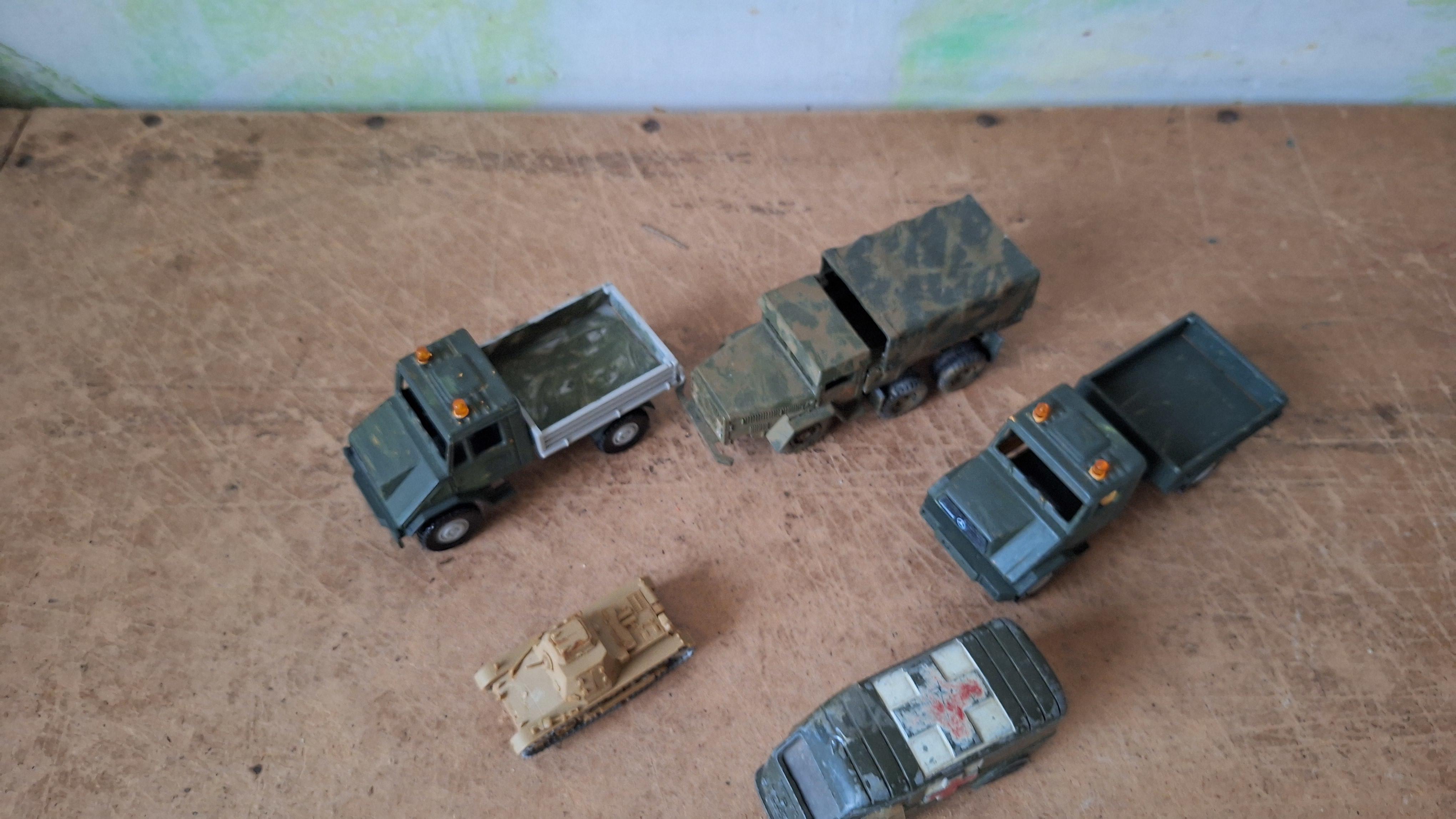 Lot diverse militaire voertuigen waaronder Unimog vrachtwagens, ambulance en minitank – foto 2 – kavel bij Goeiendeal
