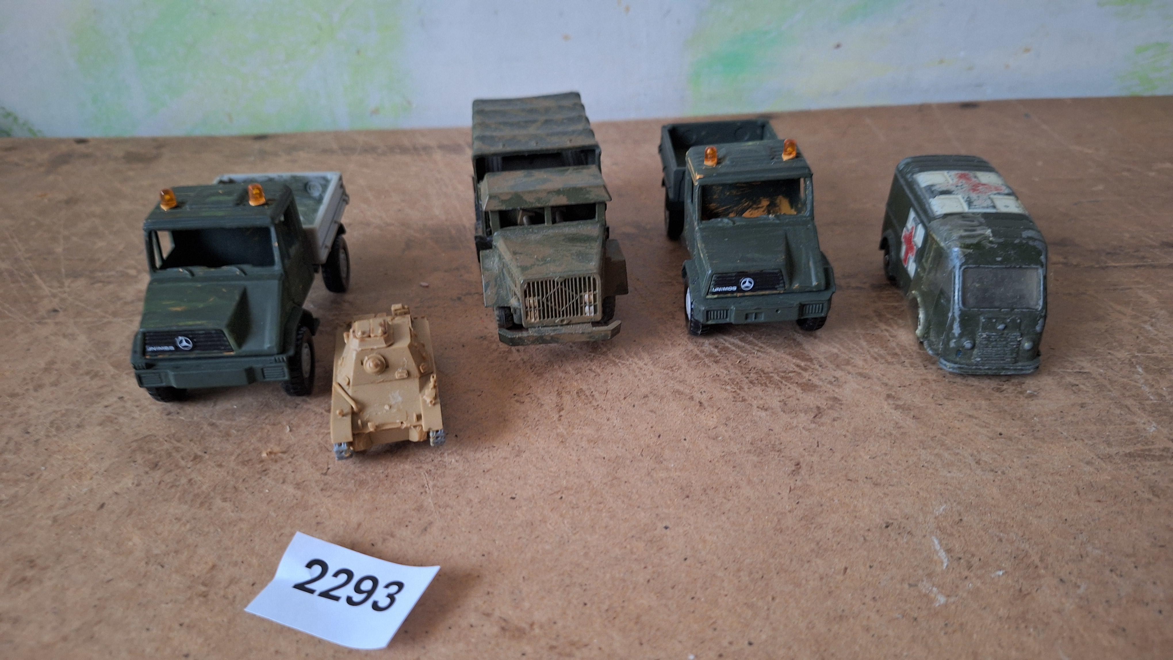 Lot diverse militaire voertuigen waaronder Unimog vrachtwagens, ambulance en minitank – foto 3 – kavel bij Goeiendeal