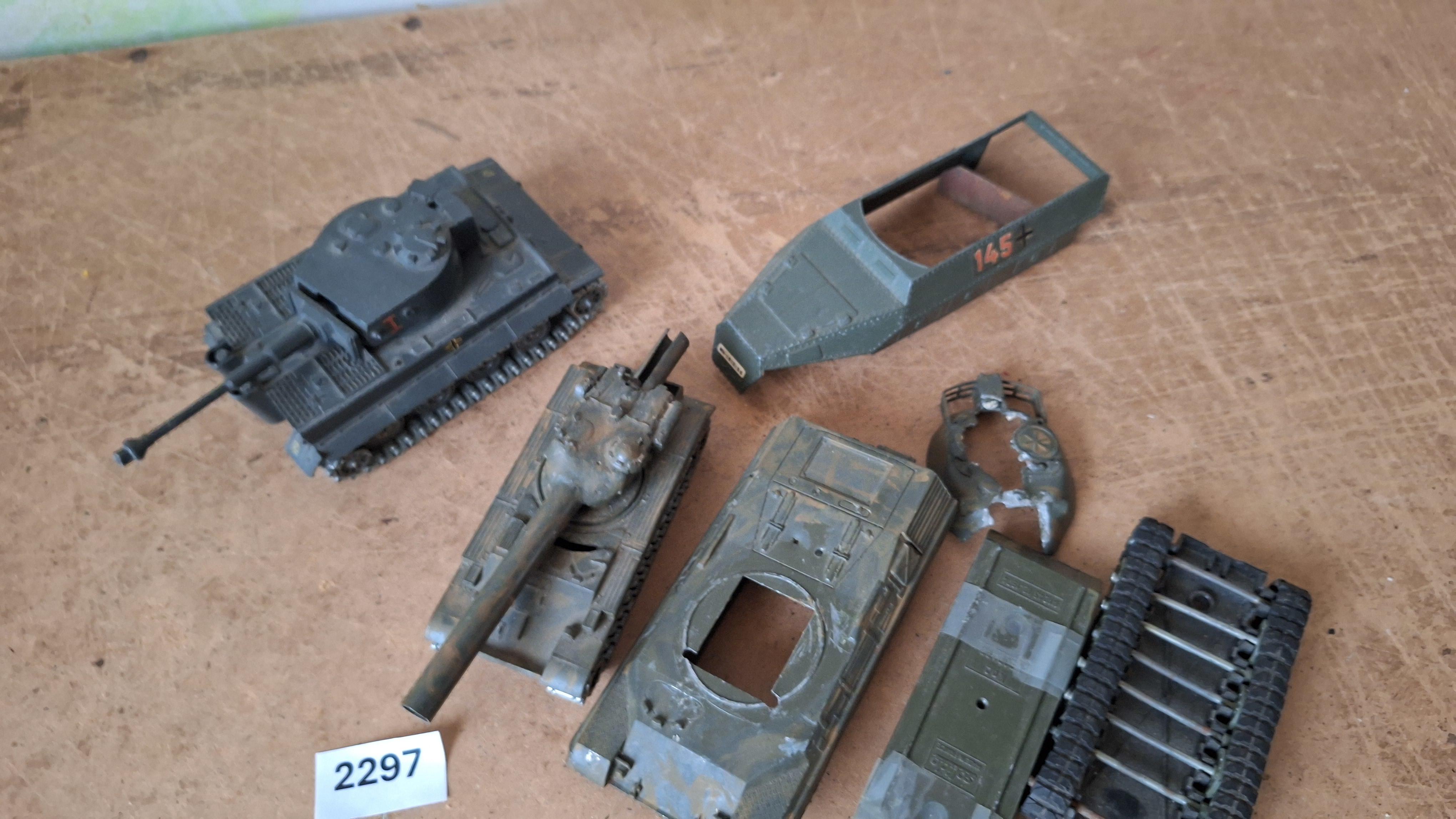 Lot diverse militaire tanks, voertuigonderdelen en rupsbanden – foto 2 – kavel bij Goeiendeal