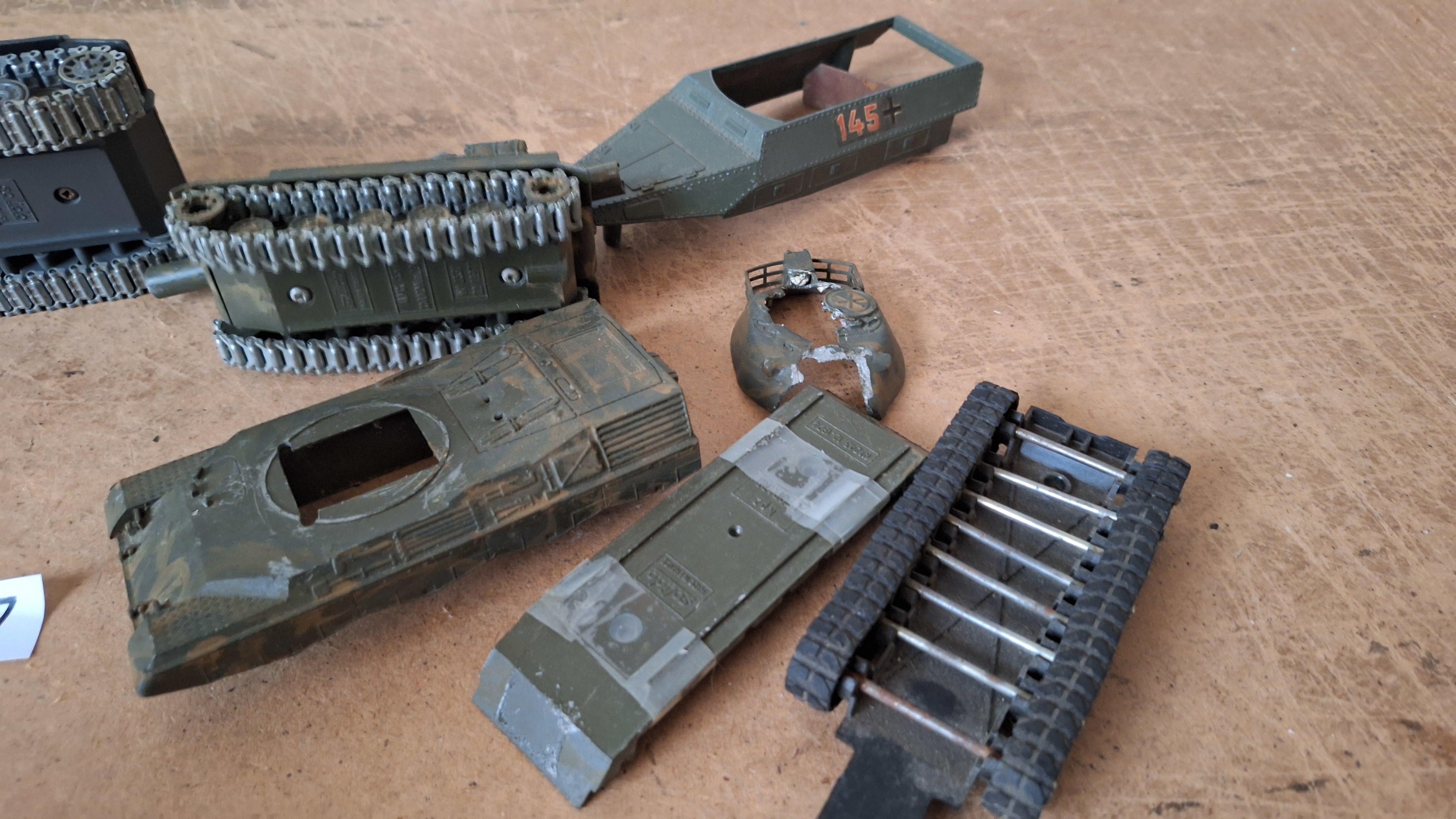 Lot diverse militaire tanks, voertuigonderdelen en rupsbanden – foto 4 – kavel bij Goeiendeal