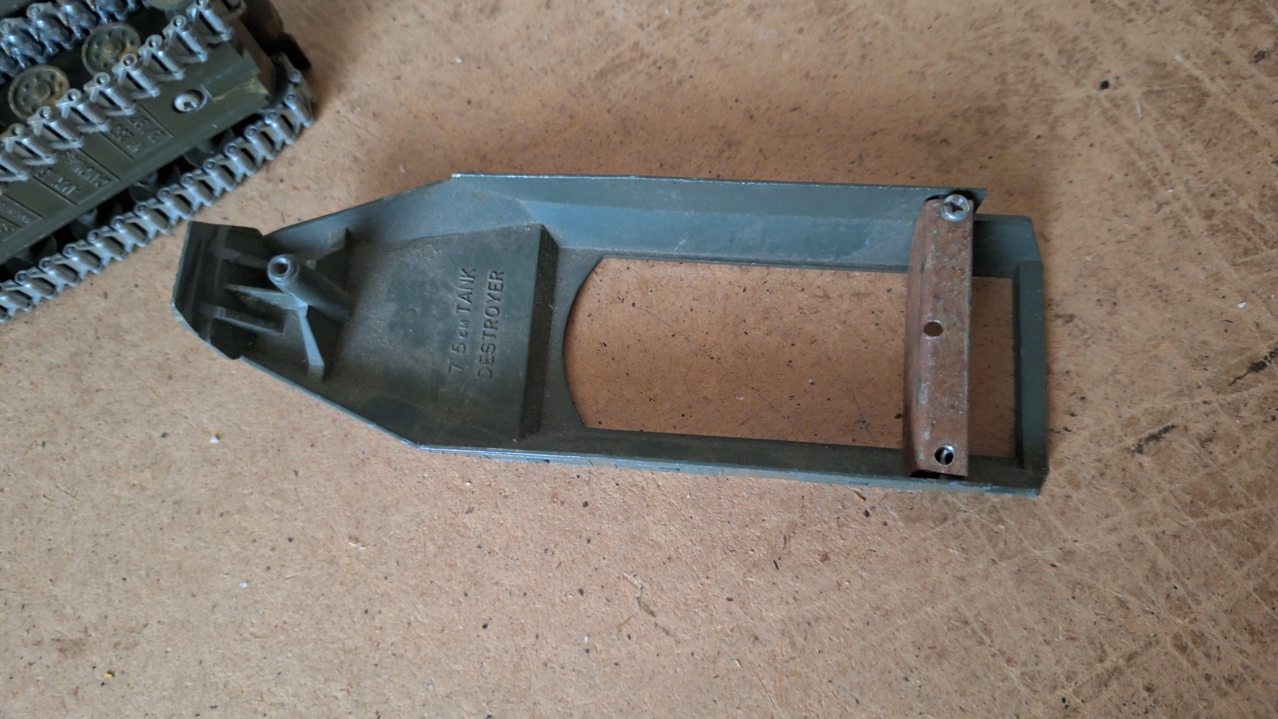 Lot diverse militaire tanks, voertuigonderdelen en rupsbanden – foto 5 – kavel bij Goeiendeal