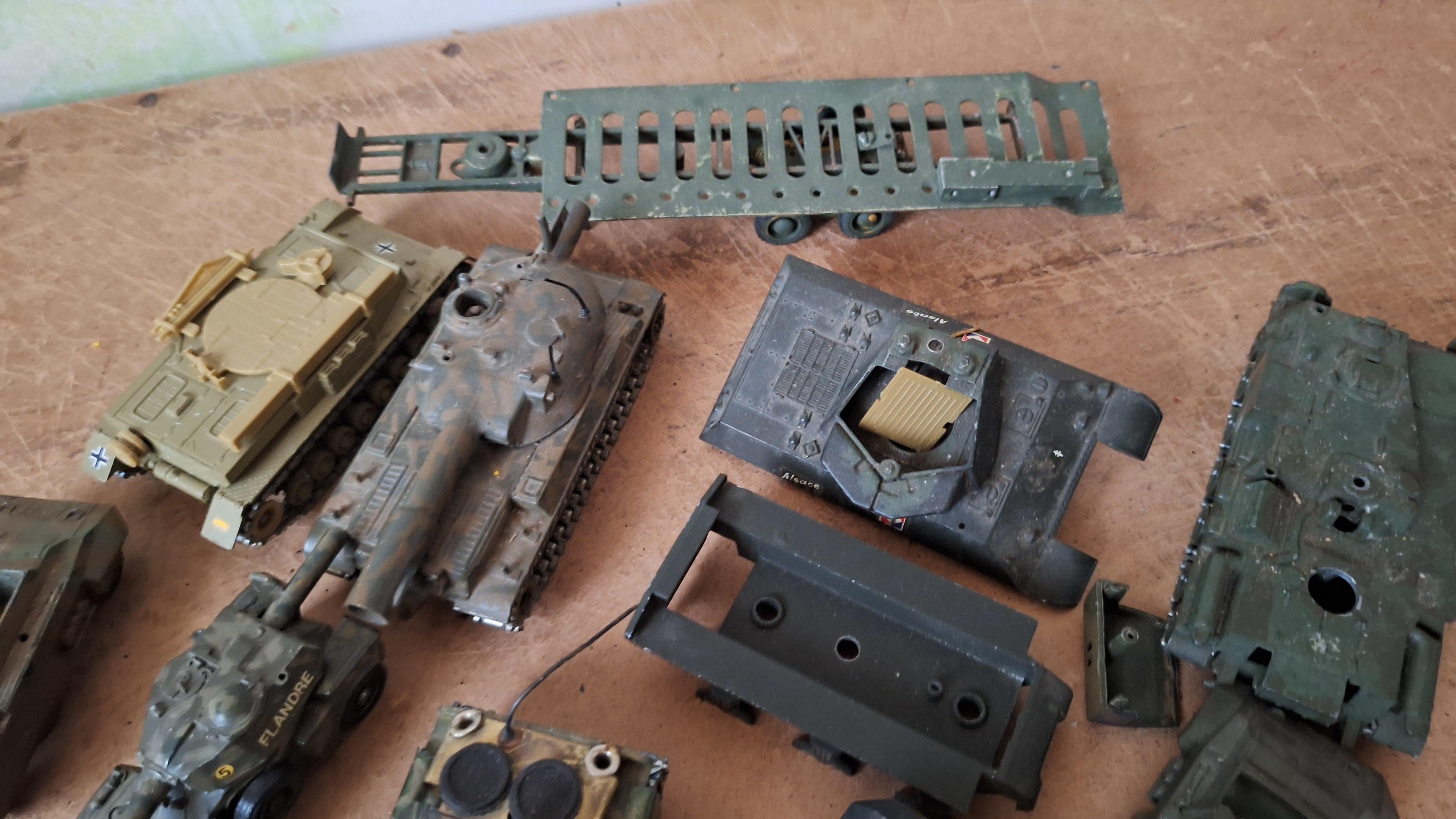 Lot diverse militaire tanks en pantservoertuigen waaronder Solido – foto 2 – kavel bij Goeiendeal