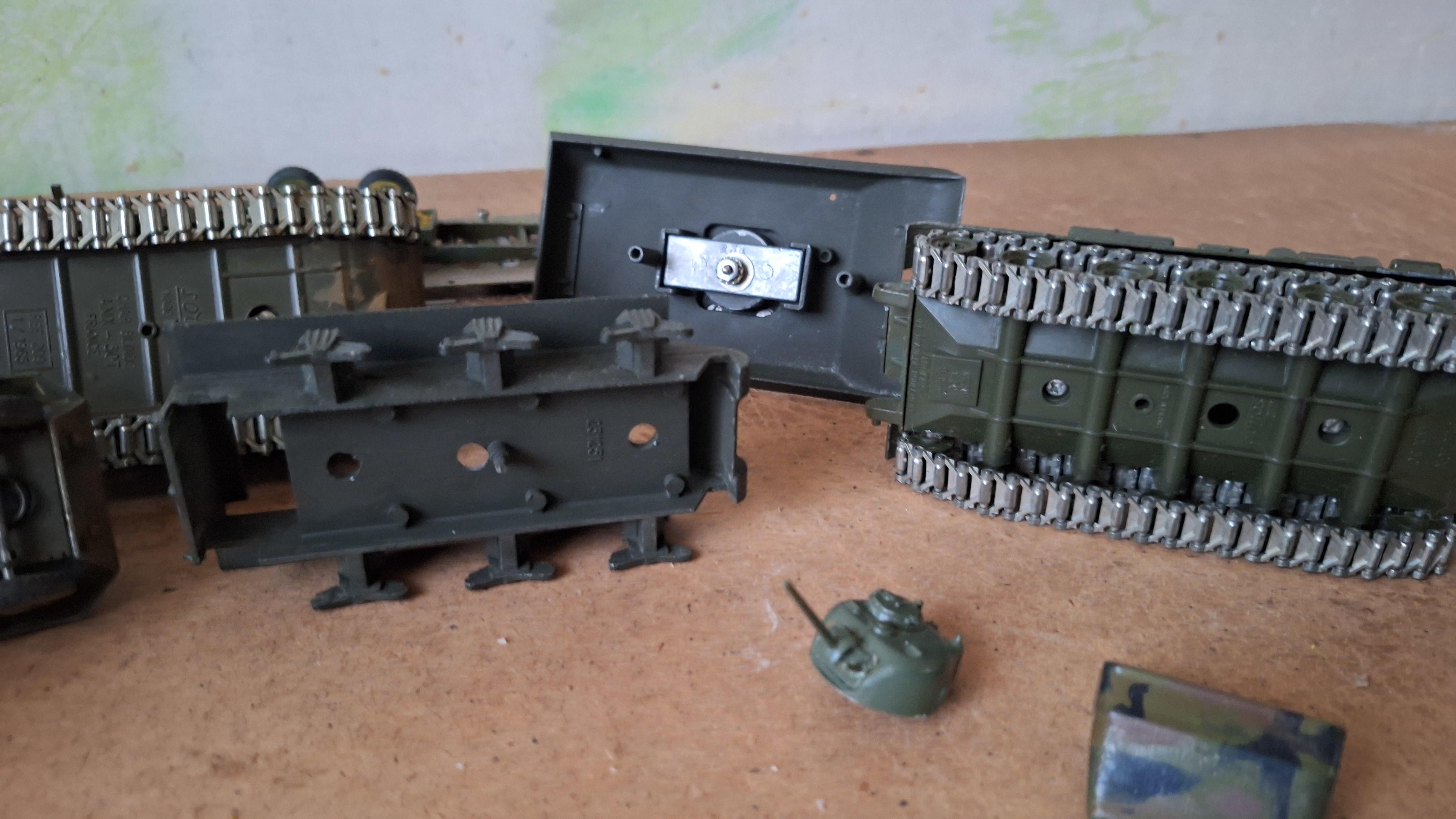 Lot diverse militaire tanks en pantservoertuigen waaronder Solido – foto 6 – kavel bij Goeiendeal