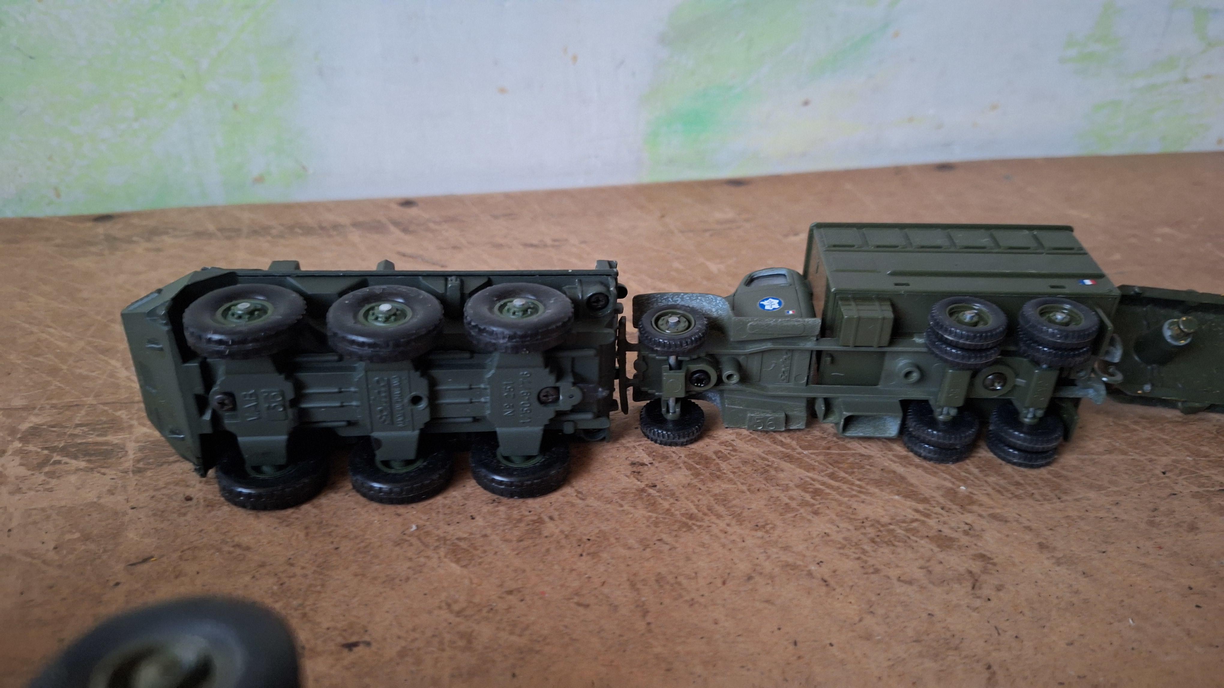 Lot diverse militaire vrachtwagens, voertuigen en een dieplader – foto 4 – kavel bij Goeiendeal