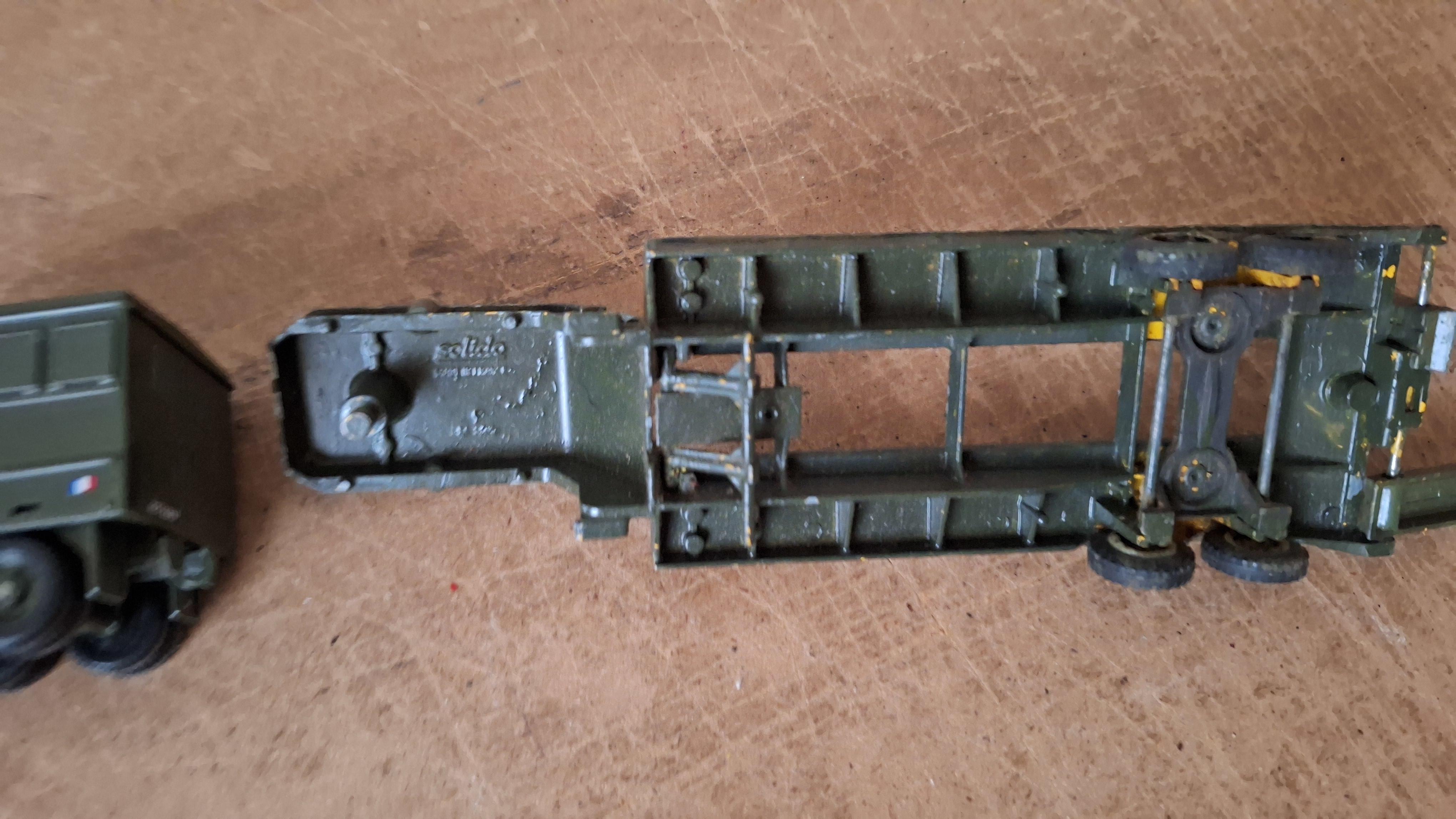Lot diverse militaire vrachtwagens, voertuigen en een dieplader – foto 5 – kavel bij Goeiendeal