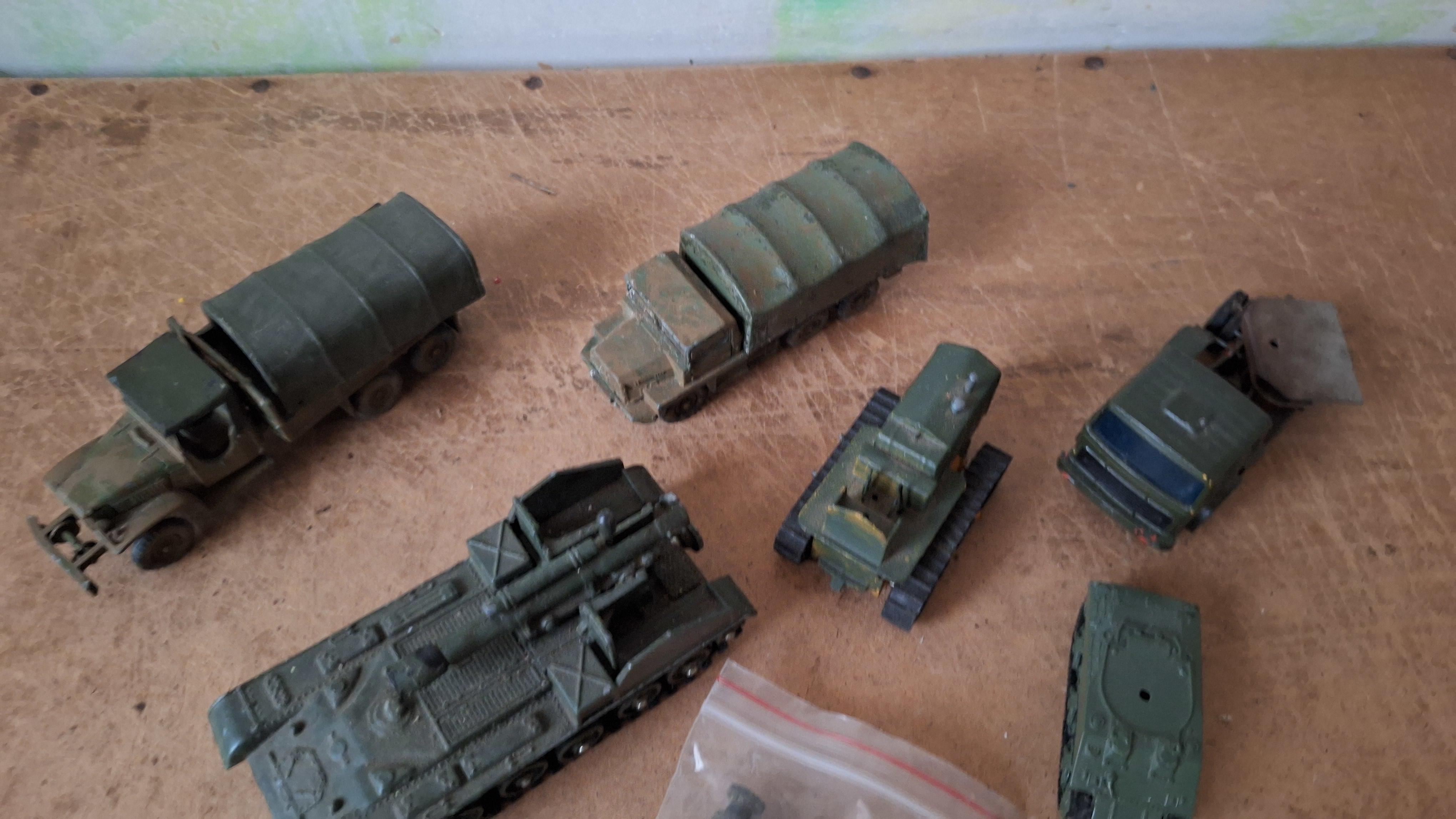 Lot diverse militaire voertuigen waaronder rupsvoertuigen en losse onderdelen – foto 2 – kavel bij Goeiendeal