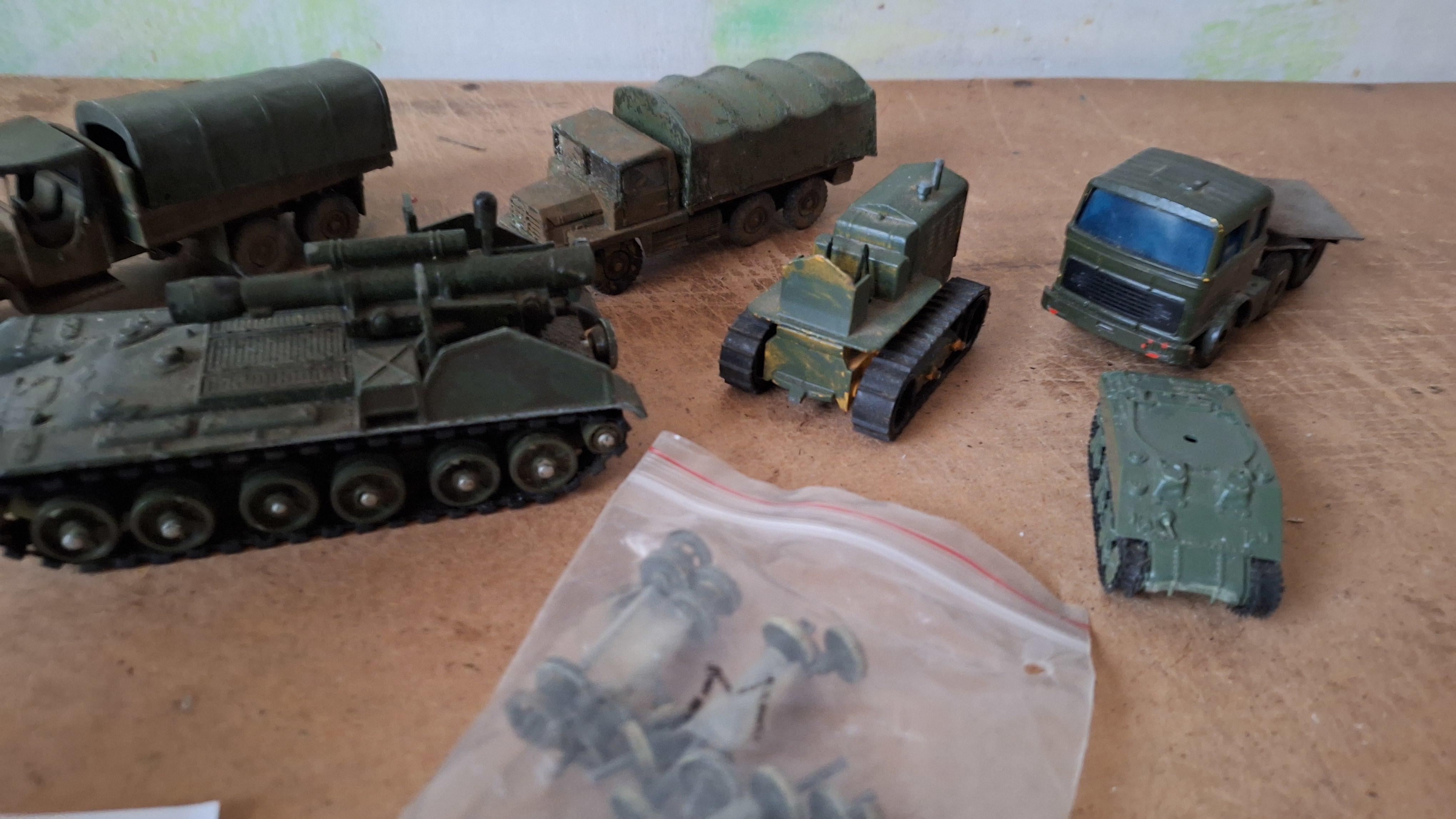 Lot diverse militaire voertuigen waaronder rupsvoertuigen en losse onderdelen – foto 3 – kavel bij Goeiendeal
