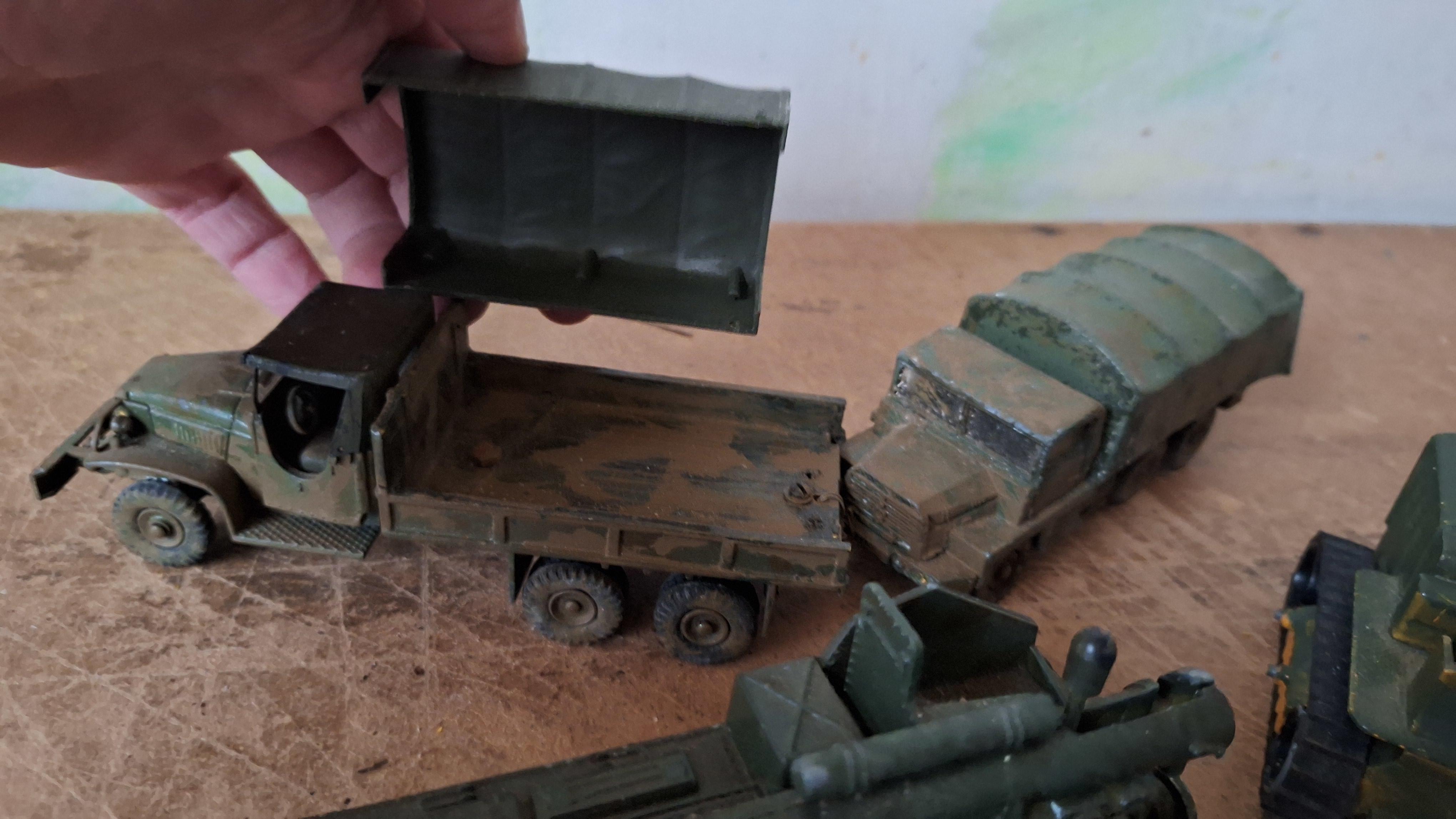 Lot diverse militaire voertuigen waaronder rupsvoertuigen en losse onderdelen – foto 4 – kavel bij Goeiendeal