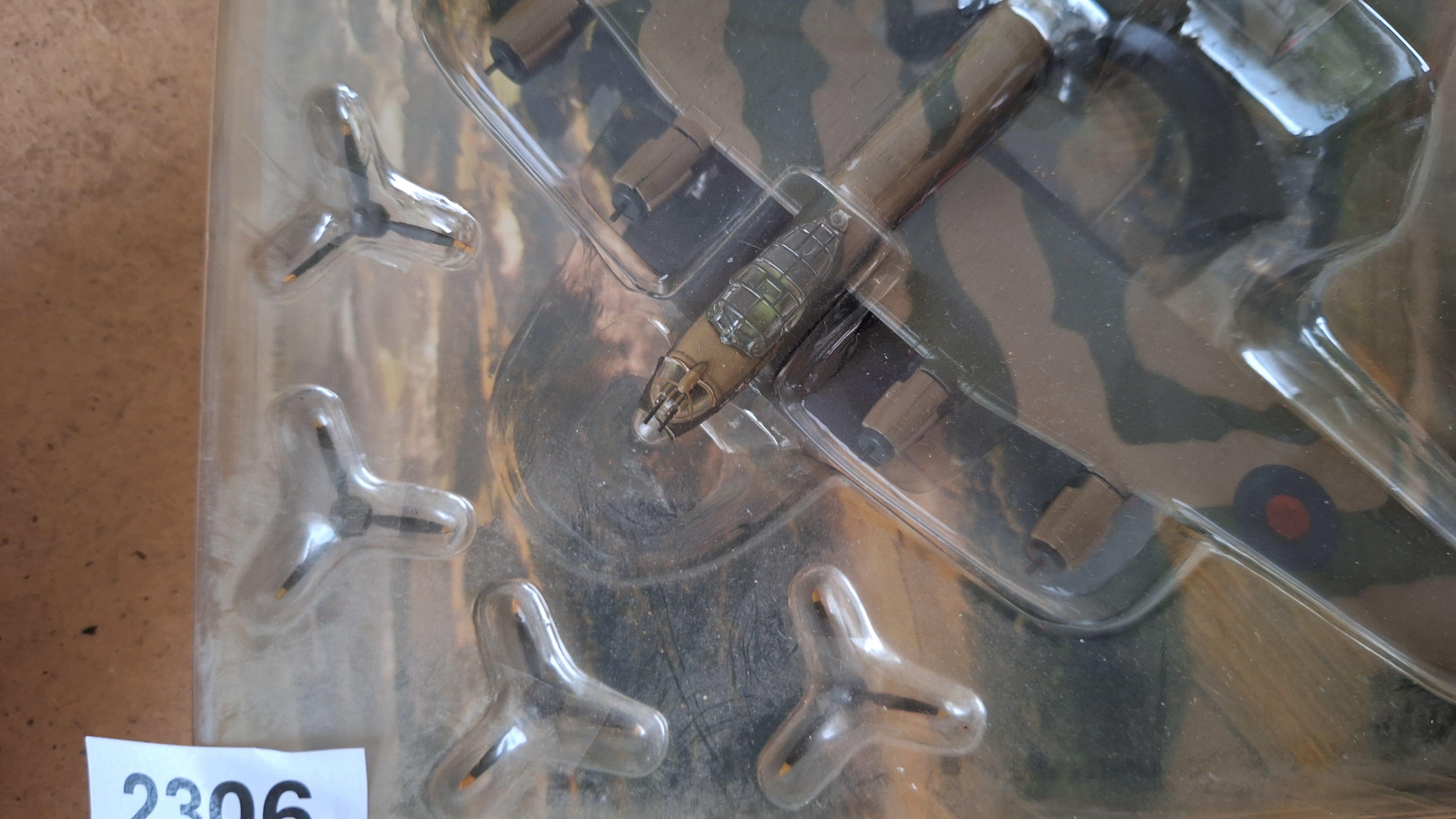 Miniatuurmodel Brits bommenwerpervliegtuig Handley Page Halifax in blisterverpakking – foto 2 – kavel bij Goeiendeal
