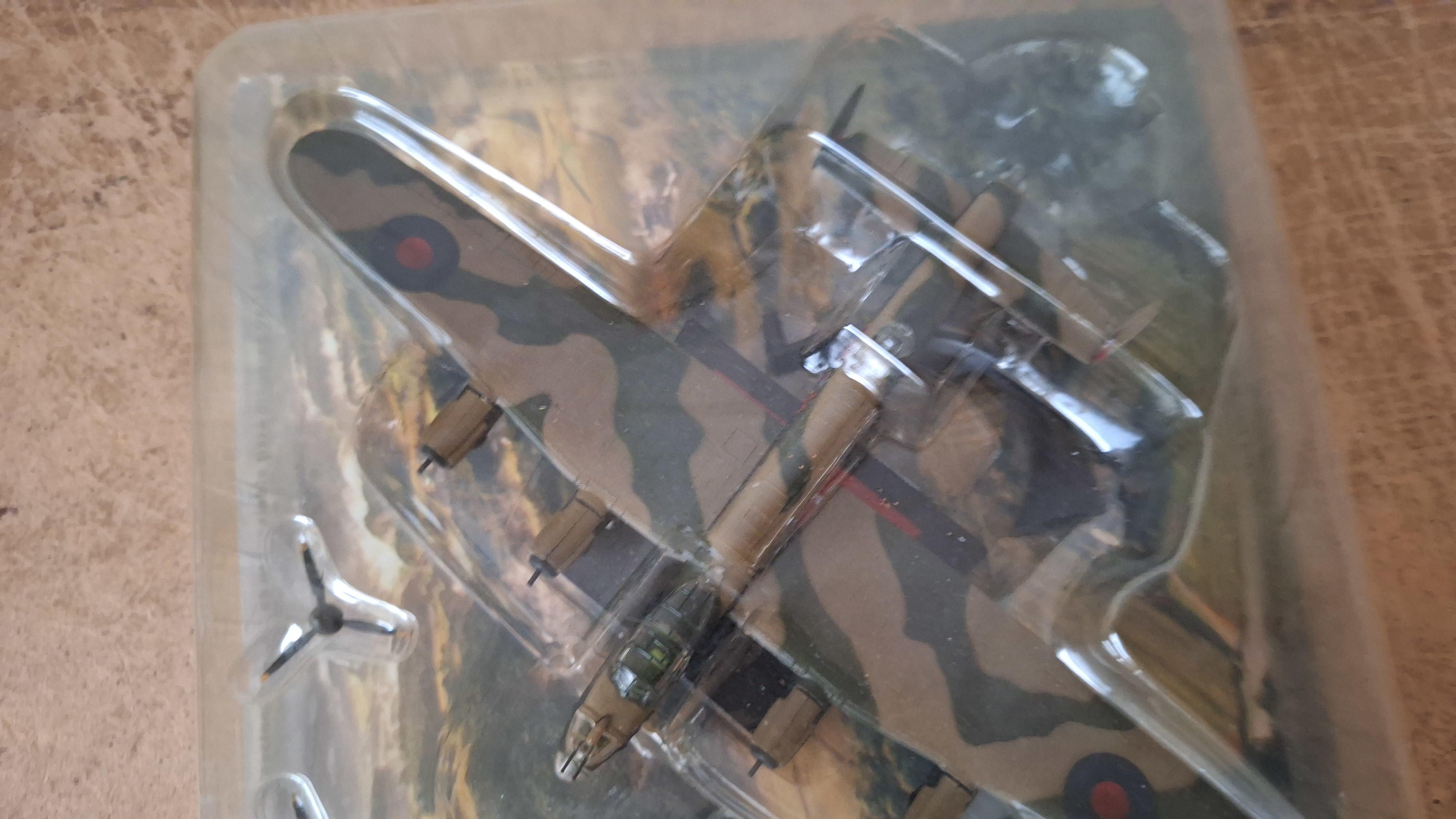 Miniatuurmodel Brits bommenwerpervliegtuig Handley Page Halifax in blisterverpakking – foto 3 – kavel bij Goeiendeal