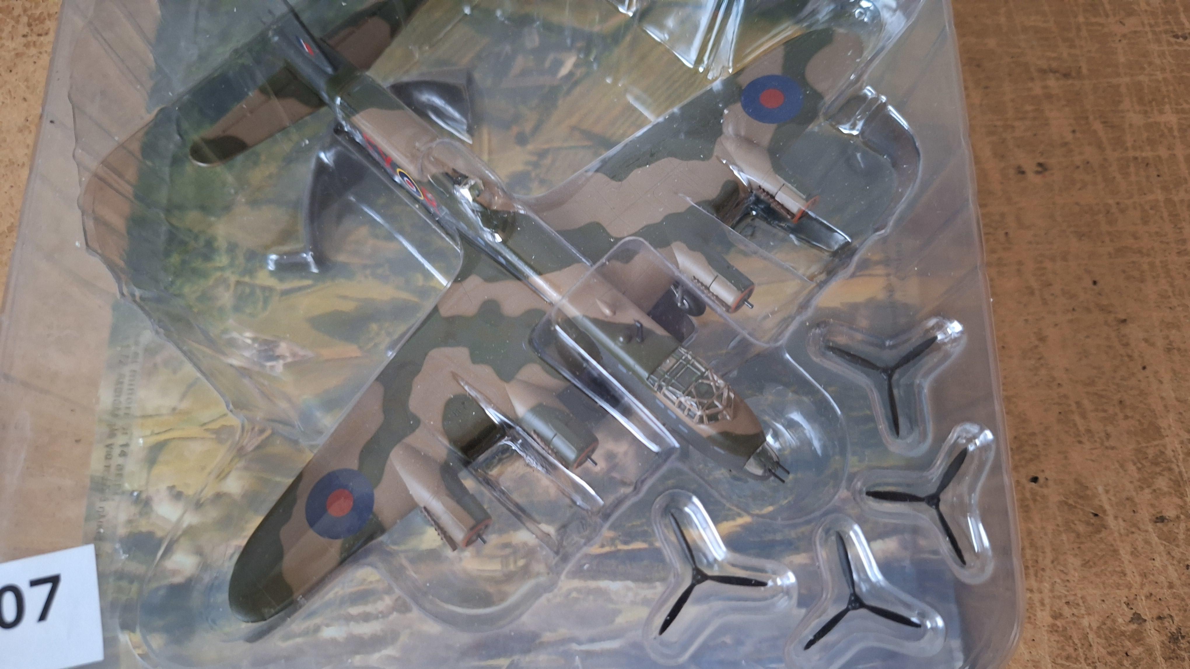 Miniatuurmodel Brits bommenwerpervliegtuig Avro Lancaster in blisterverpakking – foto 2 – kavel bij Goeiendeal