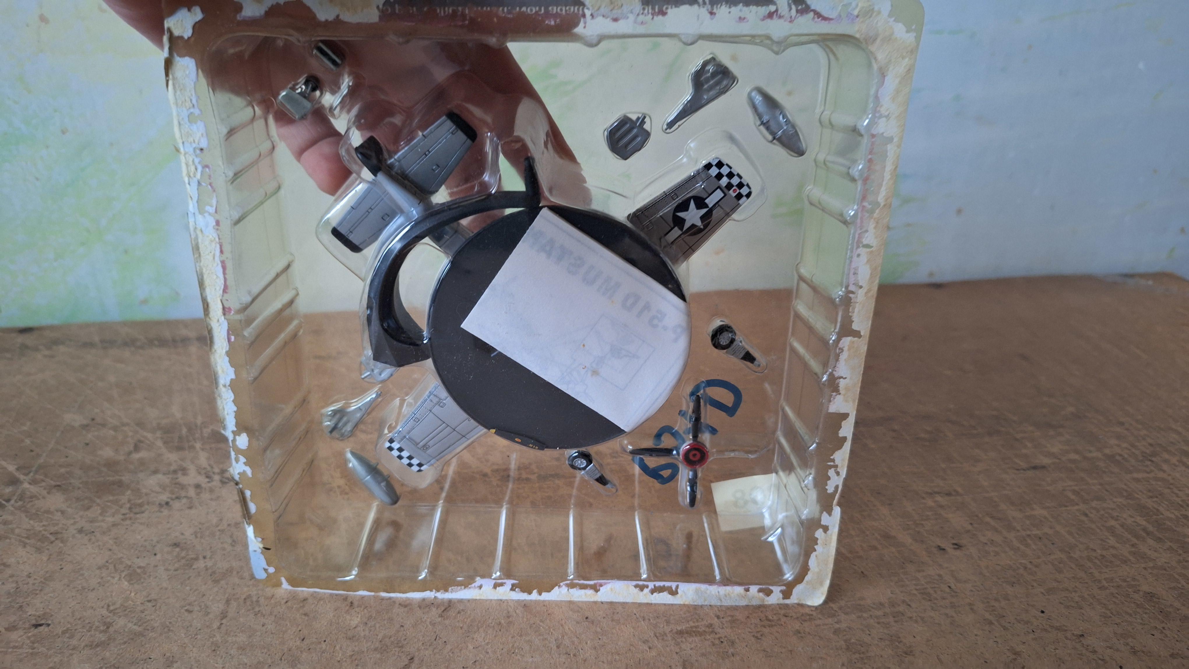 Miniatuurmodel Amerikaans jachtvliegtuig P-51 Mustang in blisterverpakking – foto 5 – kavel bij Goeiendeal