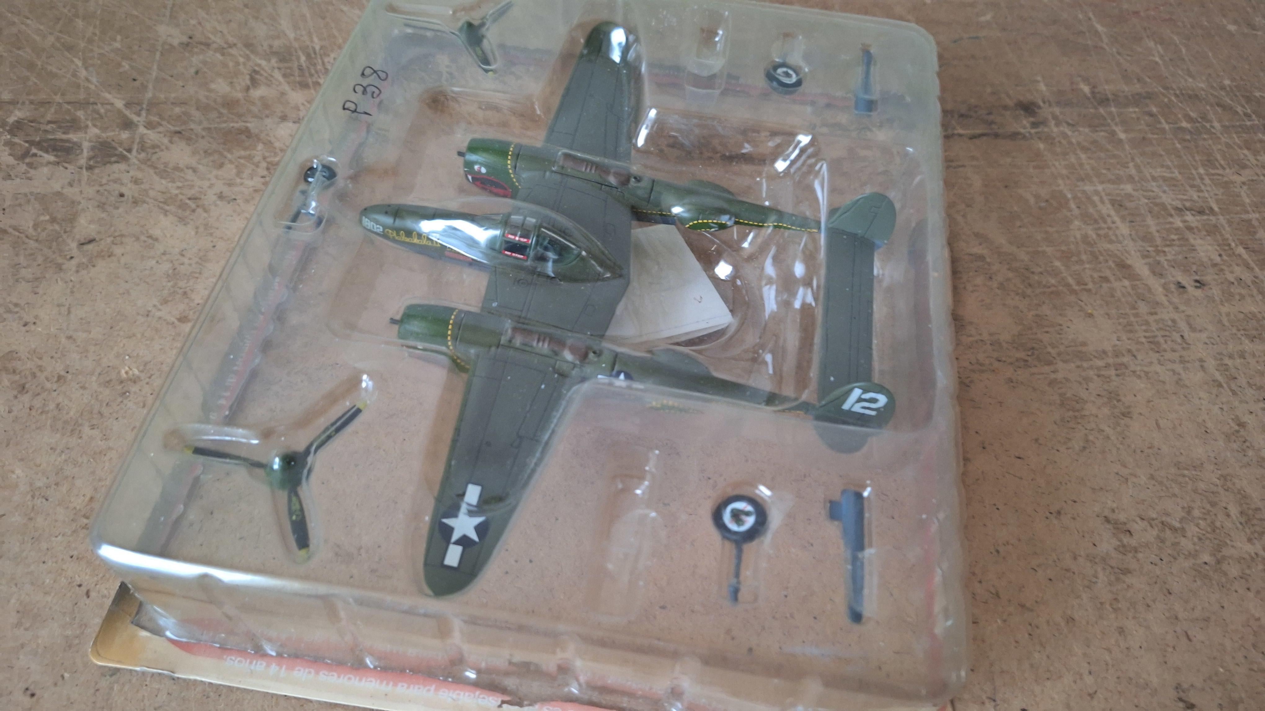 Miniatuurmodel Amerikaans jachtvliegtuig P-38 Lightning in blisterverpakking – foto 2 – kavel bij Goeiendeal