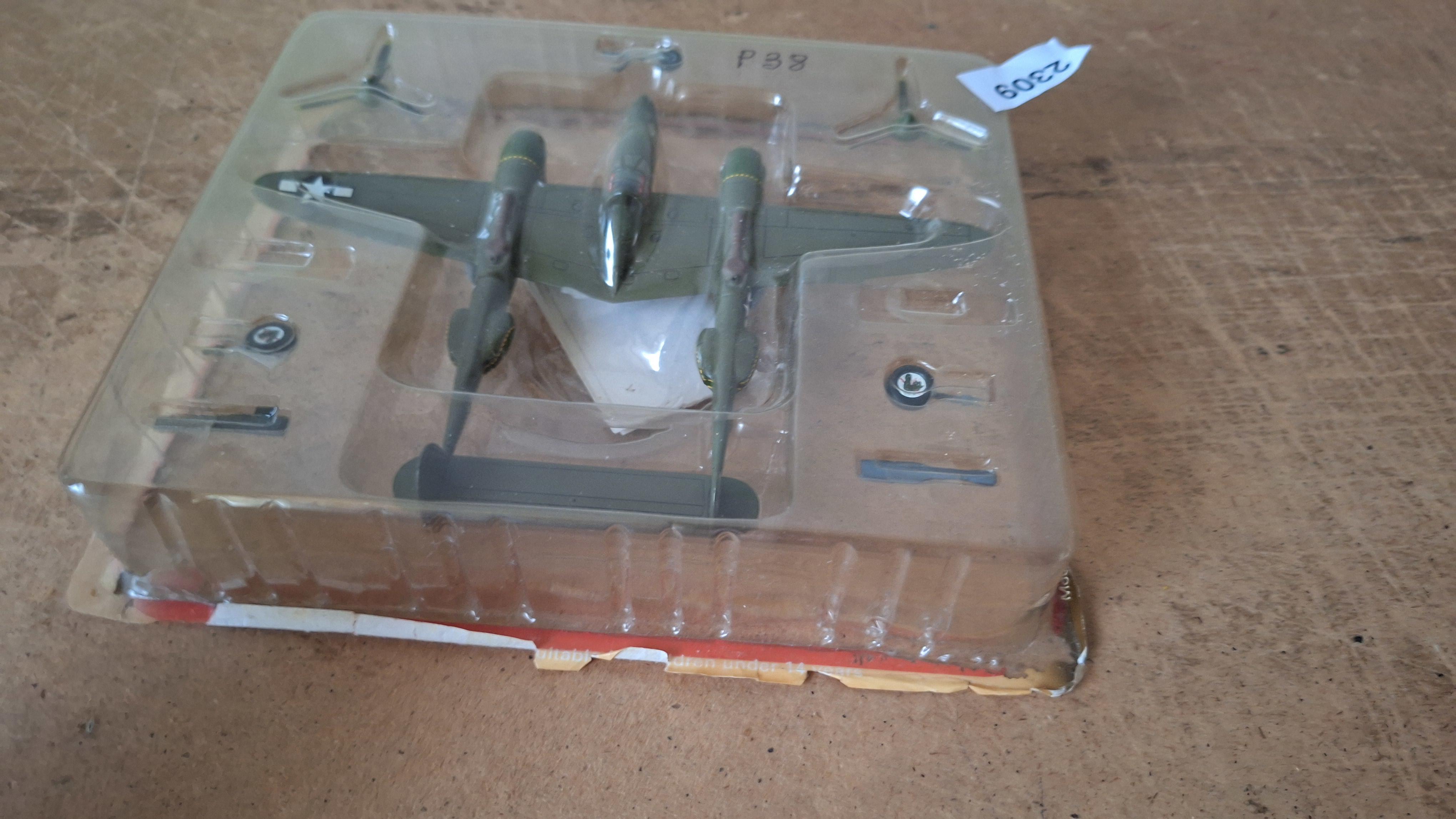 Miniatuurmodel Amerikaans jachtvliegtuig P-38 Lightning in blisterverpakking – foto 3 – kavel bij Goeiendeal