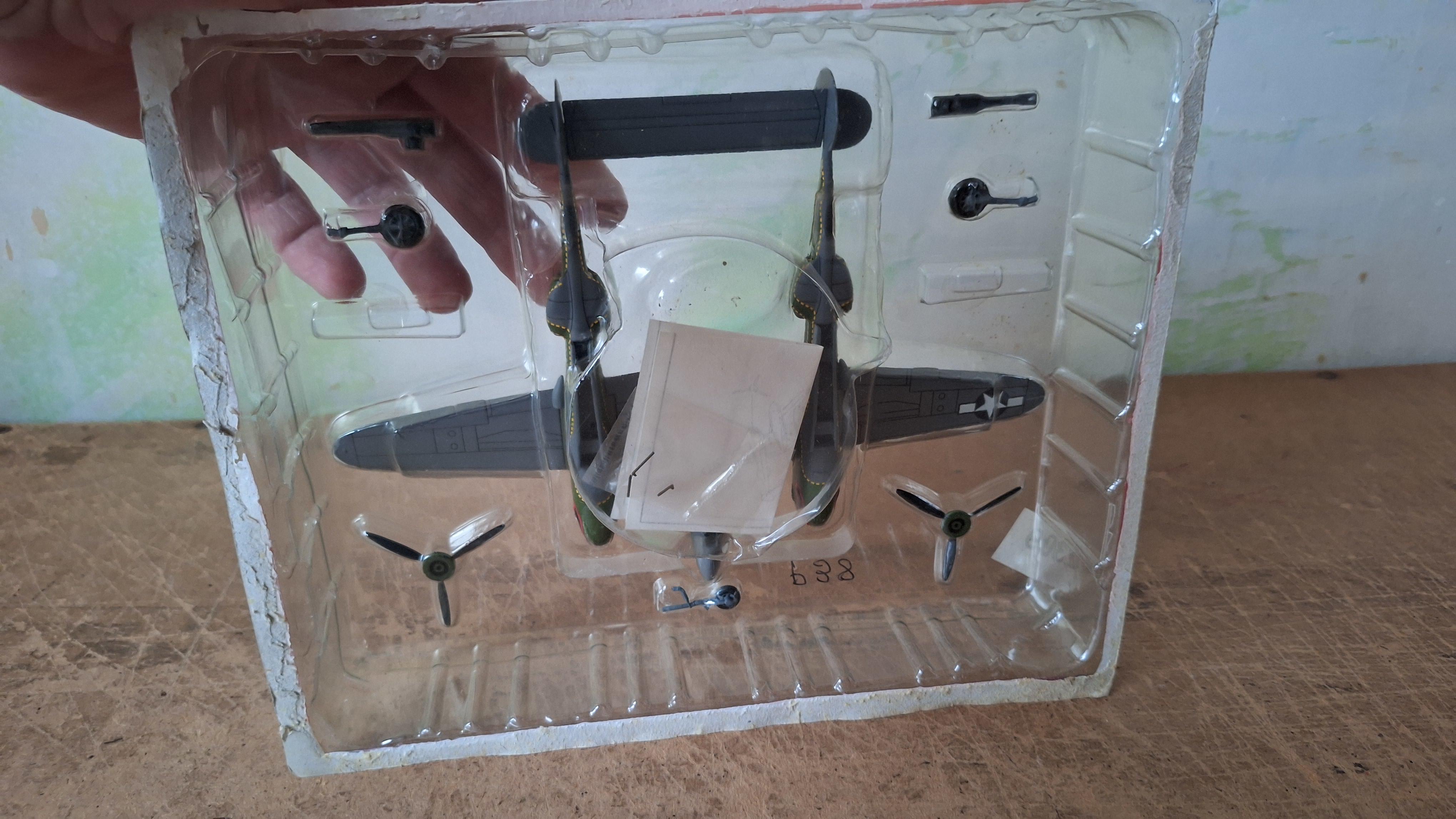 Miniatuurmodel Amerikaans jachtvliegtuig P-38 Lightning in blisterverpakking – foto 4 – kavel bij Goeiendeal