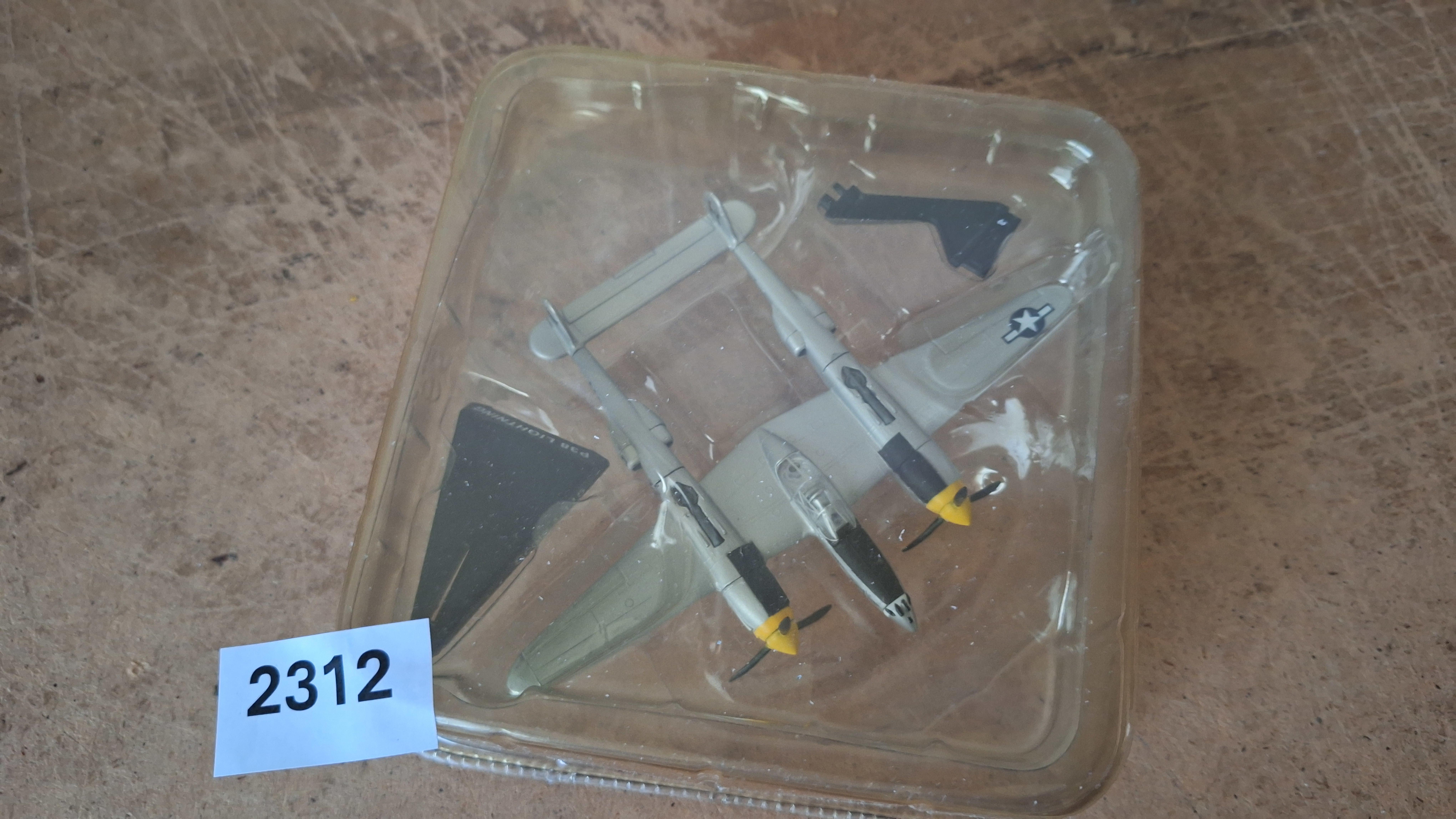 Miniatuurmodel Amerikaans jachtvliegtuig P-38 Lightning in blisterverpakking – kavel bij Goeiendeal