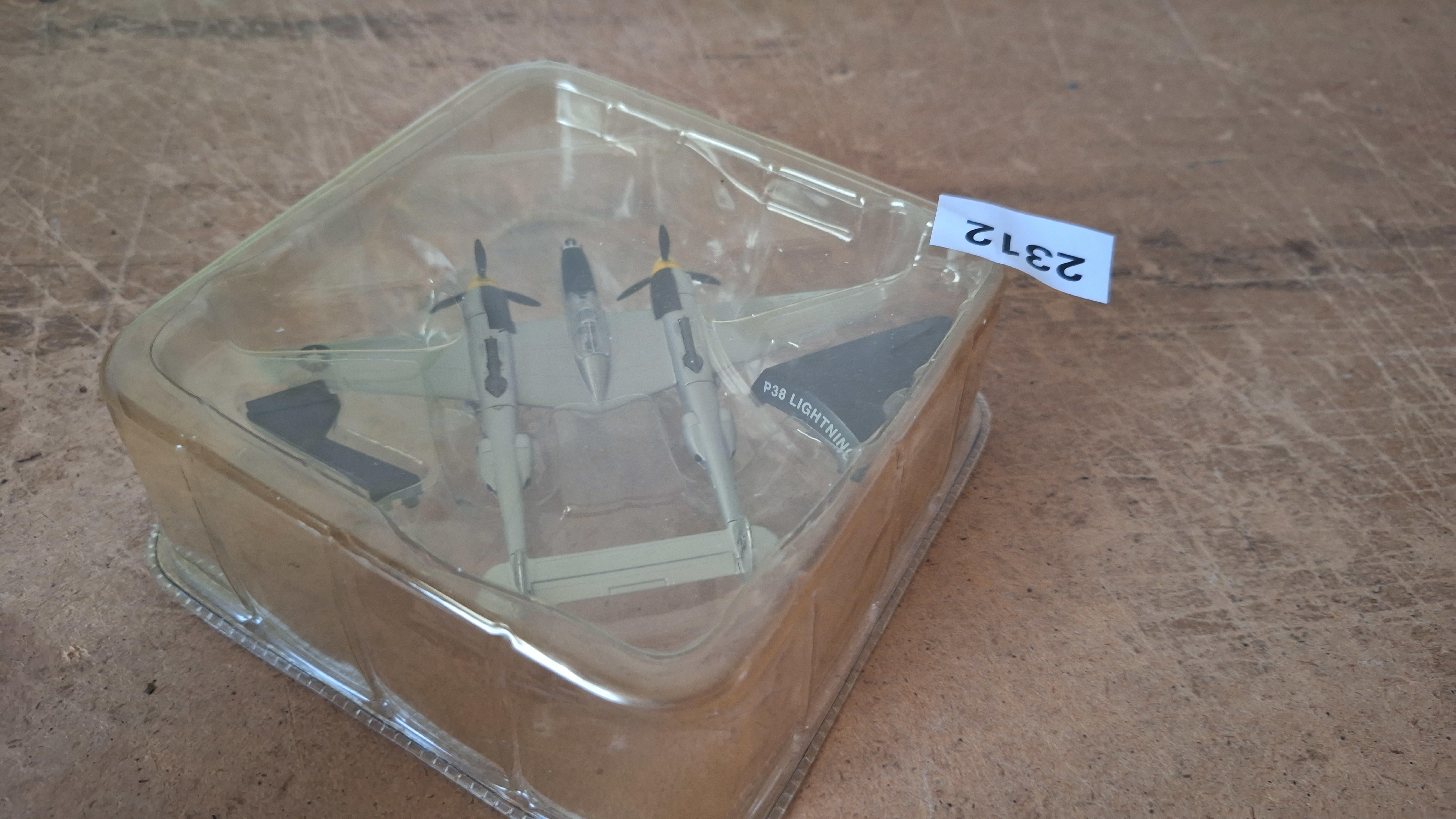 Miniatuurmodel Amerikaans jachtvliegtuig P-38 Lightning in blisterverpakking – foto 3 – kavel bij Goeiendeal