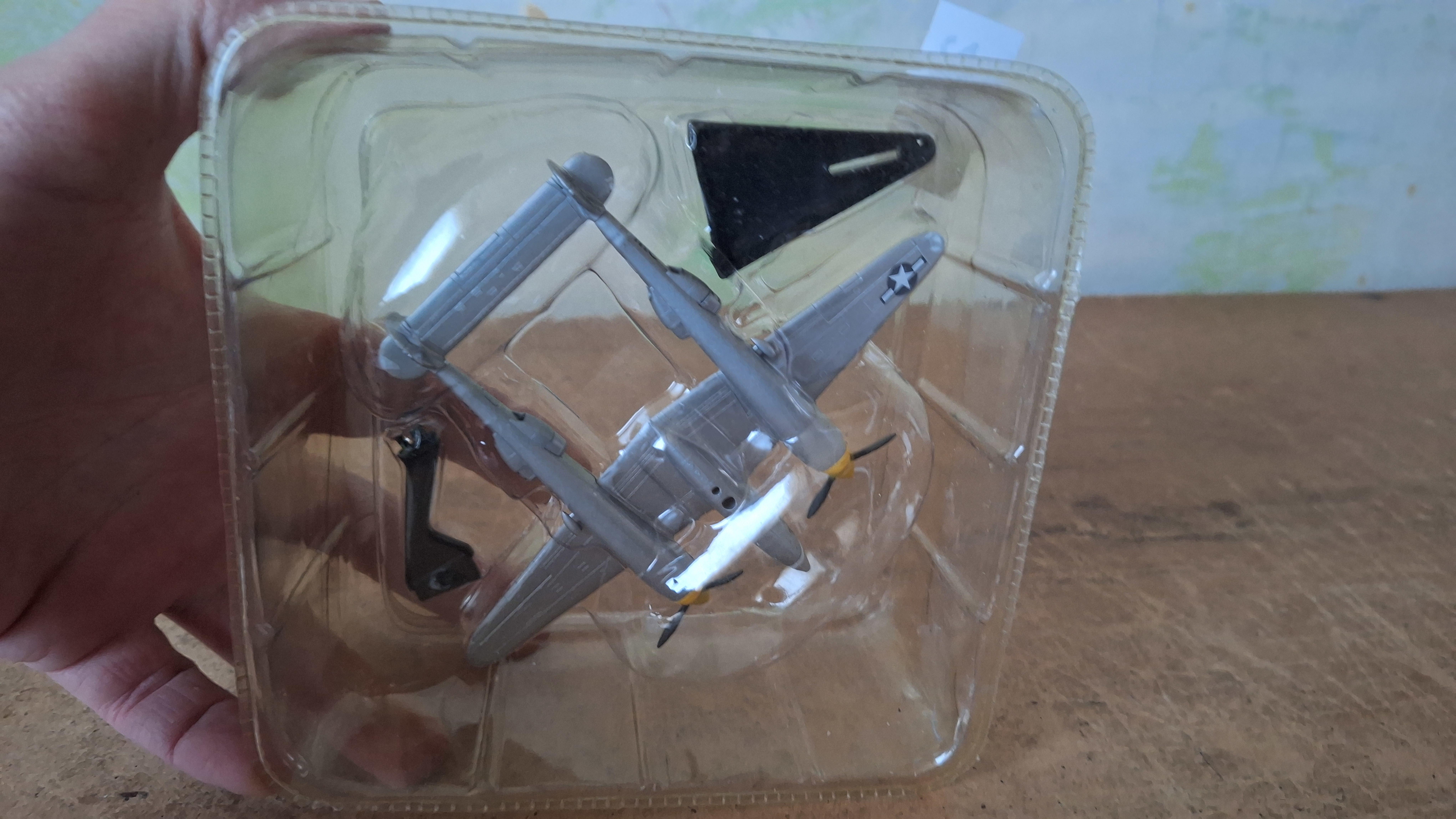 Miniatuurmodel Amerikaans jachtvliegtuig P-38 Lightning in blisterverpakking – foto 4 – kavel bij Goeiendeal