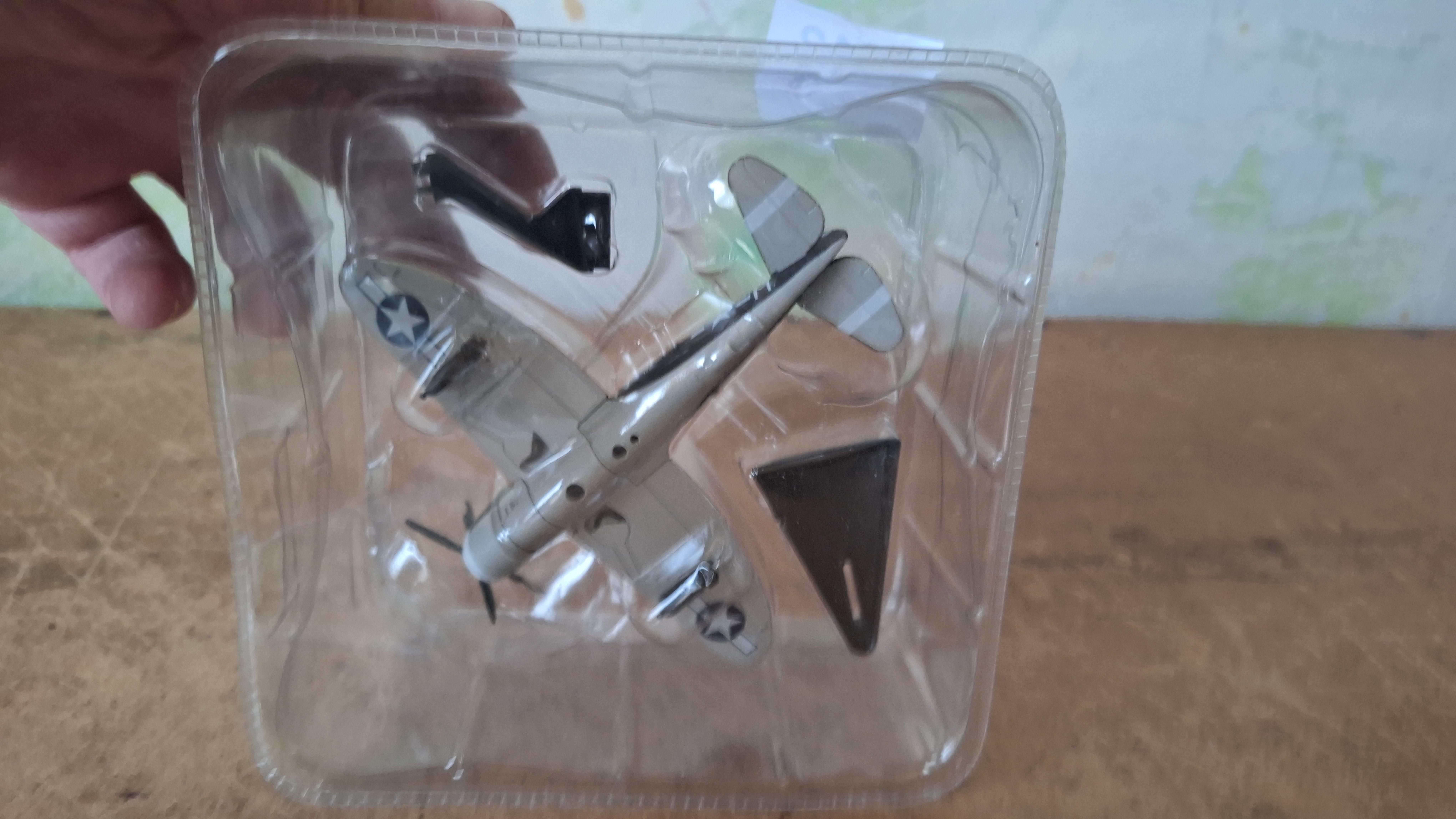 Miniatuurmodel Amerikaans jachtvliegtuig P-47 Thunderbolt in blisterverpakking – foto 4 – kavel bij Goeiendeal