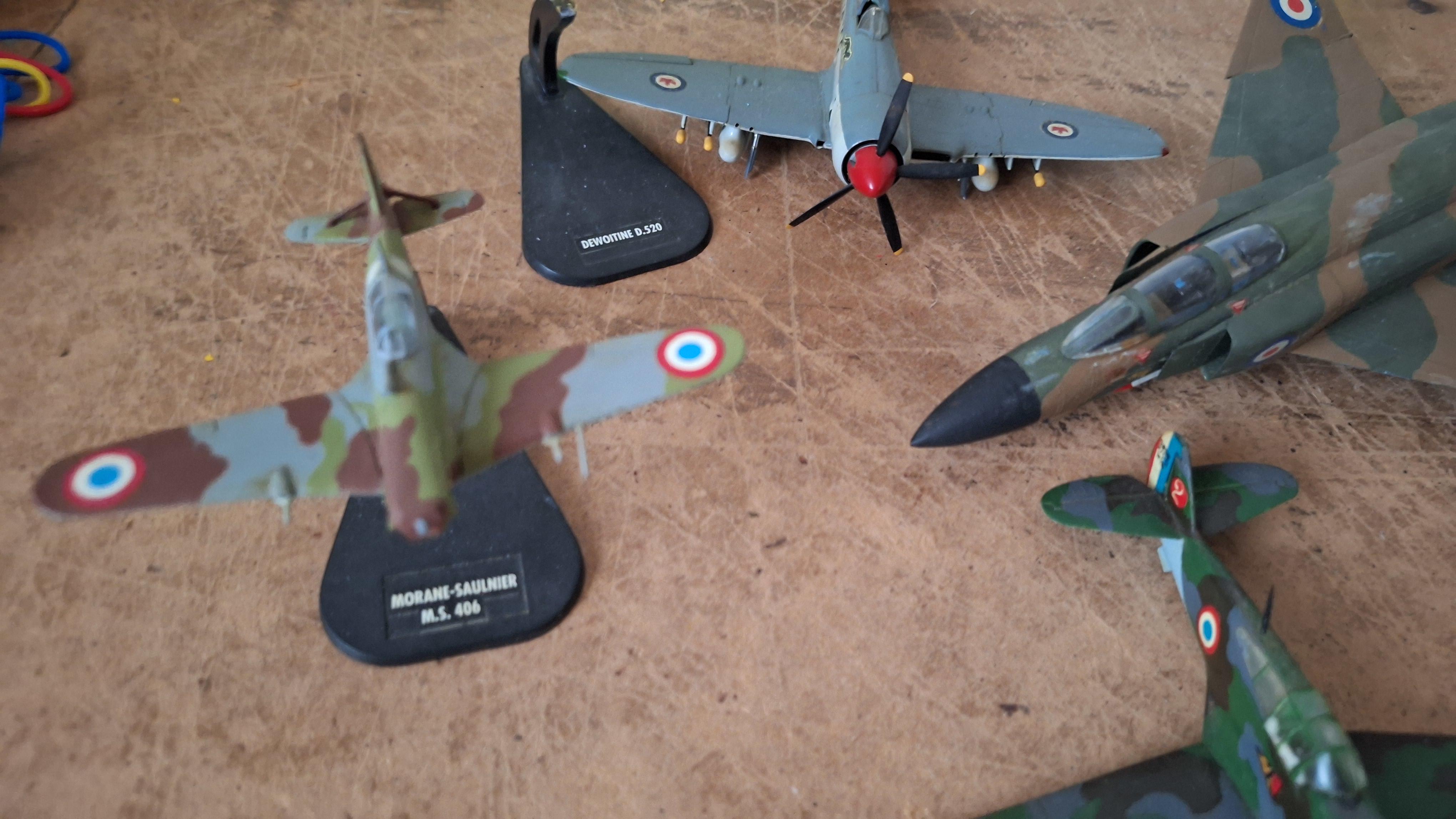 Lot diverse militaire miniatuurvliegtuigen waaronder straaljagers en jachtvliegtuigen met gebreken – foto 2 – kavel bij Goeiendeal