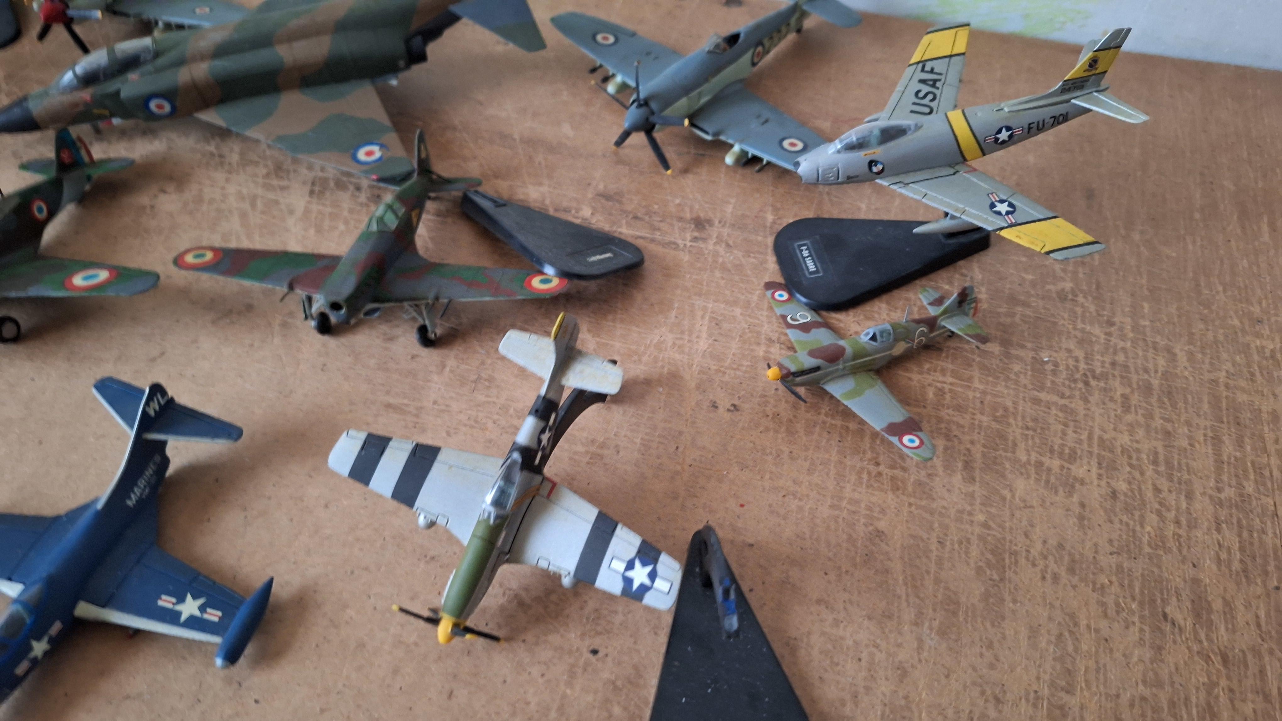 Lot diverse militaire miniatuurvliegtuigen waaronder straaljagers en jachtvliegtuigen met gebreken – foto 5 – kavel bij Goeiendeal