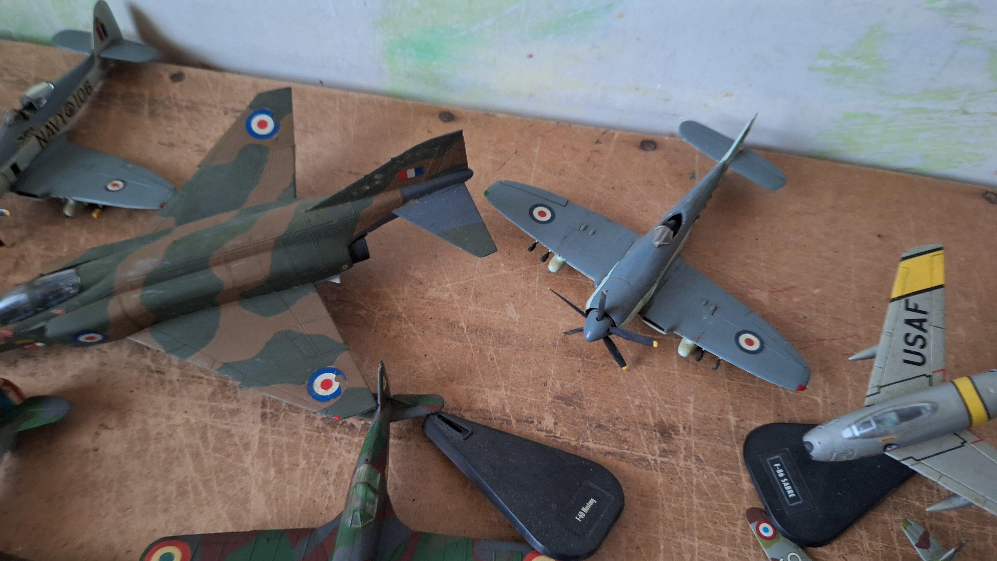 Lot diverse militaire miniatuurvliegtuigen waaronder straaljagers en jachtvliegtuigen met gebreken – foto 6 – kavel bij Goeiendeal